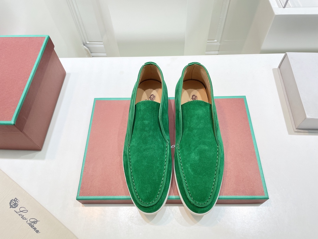 NO:681394,(Top version) Lor*Pian*25vs the latest popular Loafer series... [Retro Couple High-top Loafers] - Italian high-end brand Loro Piana was founded on April 24, 194. It is a top Italian luxury brand, started with cashmere. It comes from Italy and pursues quality and craftsmanship, integrating innovative technology and Italian traditional style. This brand has always been very low-key, but it should also be considered a dad-level presence in luxury goods.  Lp pendant loafers, there are not many shoes in mainland China, but the products are very good. Impeccable quality and luxurious materials are the pride of the Loro Piana brand, and these suede leather shoes happen to be both in one, which is impressive~ After you buy their shoes, many brands of shoes will not want to wear them. This is the evaluation of people who have worn this shoe. Wearing it for a day will not tire your feet or grind your feet. This is because of the strict requirements on the material, so you can have such a beautiful feeling...  Fabric: Original customized high mercerized cashmere Lining: Original customized cashmere Feet: Original customized cashmere Outsole: Original molded TPU molded bottom Size: 35-44 (41.42.43 for women and 38.45.46 for men, customized and non-refundable) Packaging: Fully upgraded packaging Color: Official website updated simultaneously, loafers, loro piana, loro piana, loafers19860909（顶级版本） Lor*Pian*25vs最新爆款乐福系列……【复古情侣高帮乐福鞋】 ——意大利高级品牌Loro Piana创立于194月24日,是意大利顶级奢侈品牌,以羊绒起家, 来自意大利的它追求质量和手工,融创新技术与意大利传统风格为一体.这个牌子一直很低调,但是在奢侈品里应该也算是爸爸级的存在, Lp吊坠乐福鞋,的鞋子一共在大陆也没开几家,但东西却非常好.无可挑剔的品质和奢华的材质是Loro Piana品牌的骄傲,而这款绒面革单鞋恰好集两者于一身,令人印象深刻～当你买过它家的鞋子后,很多牌子的鞋子都不想穿了,这是穿过这款鞋的人对其的评价,穿一天不会累脚也不会磨脚,这就是对材质的要求苛刻,才会有这般美好的感觉…… 面料:原版定制高丝光羊绒 内里:原版定制羊绒 垫脚:原版定制羊绒 大底:原版开模TPU成型底 码数:35-44（女41.42.43.男38.45.46定制不退换） 包装:全面升级包装 颜色:官网同步更新,乐福鞋,loro piana,loro piana,loafers,Women's Shoes