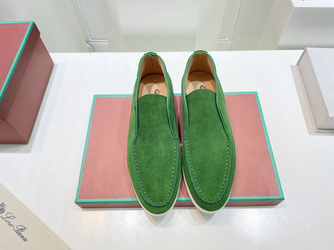 NO:681399,(Top version) Lor*Pian*25vs the latest popular Loafer series... [Retro Couple High-top Loafers] - Italian high-end brand Loro Piana was founded on April 24, 194. It is a top Italian luxury brand, started with cashmere. It comes from Italy and pursues quality and craftsmanship, integrating innovative technology and Italian traditional style. This brand has always been very low-key, but it should also be considered a dad-level presence in luxury goods.  Lp pendant loafers, there are not many shoes in mainland China, but the products are very good. Impeccable quality and luxurious materials are the pride of the Loro Piana brand, and these suede leather shoes happen to be both in one, which is impressive~ After you buy their shoes, many brands of shoes will not want to wear them. This is the evaluation of people who have worn this shoe. Wearing it for a day will not tire your feet or grind your feet. This is because of the strict requirements on the material, so you can have such a beautiful feeling...  Fabric: Original customized high mercerized cashmere Lining: Original customized sheepskin Foot: Original customized sheepskin Outsole: Original molded TPU molded bottom Size: 35-44 (41.42.43 for women and 38.45.46 for men, customized and non-returnable) Packaging: Fully upgraded packaging Color: Official website updated simultaneously, loro piana, loro piana, loafers, sheepskin19860909（顶级版本） Lor*Pian*25vs最新爆款乐福系列……【复古情侣高帮乐福鞋】 ——意大利高级品牌Loro Piana创立于194月24日,是意大利顶级奢侈品牌,以羊绒起家, 来自意大利的它追求质量和手工,融创新技术与意大利传统风格为一体.这个牌子一直很低调,但是在奢侈品里应该也算是爸爸级的存在, Lp吊坠乐福鞋,的鞋子一共在大陆也没开几家,但东西却非常好.无可挑剔的品质和奢华的材质是Loro Piana品牌的骄傲,而这款绒面革单鞋恰好集两者于一身,令人印象深刻～当你买过它家的鞋子后,很多牌子的鞋子都不想穿了,这是穿过这款鞋的人对其的评价,穿一天不会累脚也不会磨脚,这就是对材质的要求苛刻,才会有这般美好的感觉…… 面料:原版定制高丝光羊绒 内里:原版定制羊皮 垫脚:原版定制羊皮 大底:原版开模TPU成型底 码数:35-44（女41.42.43.男38.45.46定制不退换） 包装:全面升级包装 颜色:官网同步更新,乐福鞋,loro piana,loro piana,loafers,sheepskin,Women's Shoes