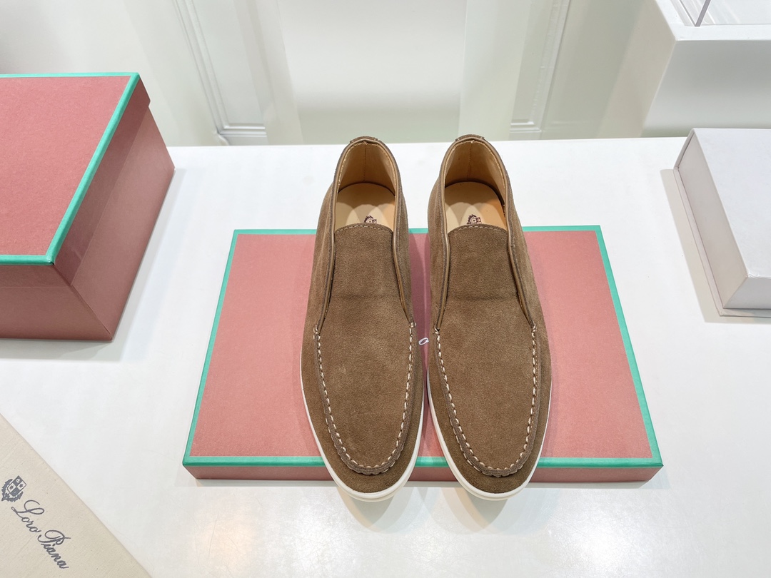 NO:681404,(Top version) Lor*Pian*25vs the latest popular Loafer series... [Retro Couple High-top Loafers] - Italian high-end brand Loro Piana was founded on April 24, 194. It is a top Italian luxury brand, started with cashmere. It comes from Italy and pursues quality and craftsmanship, integrating innovative technology and Italian traditional style. This brand has always been very low-key, but it should also be considered a dad-level presence in luxury goods.  Lp pendant loafers, there are not many shoes in mainland China, but the products are very good. Impeccable quality and luxurious materials are the pride of the Loro Piana brand, and these suede leather shoes happen to be both in one, which is impressive~ After you buy their shoes, many brands of shoes will not want to wea19860909（顶级版本） Lor*Pian*25vs最新爆款乐福系列……【复古情侣高帮乐福鞋】 ——意大利高级品牌Loro Piana创立于194月24日,是意大利顶级奢侈品牌,以羊绒起家, 来自意大利的它追求质量和手工,融创新技术与意大利传统风格为一体.这个牌子一直很低调,但是在奢侈品里应该也算是爸爸级的存在, Lp吊坠乐福鞋,的鞋子一共在大陆也没开几家,但东西却非常好.无可挑剔的品质和奢华的材质是Loro Piana品牌的骄傲,而这款绒面革单鞋恰好集两者于一身,令人印象深刻～当你买过它家的鞋子后,很多牌子的鞋子都不想穿了,这是穿过这款鞋的人对其的评价,穿一天不会累脚也不会磨脚,这就是对材质的要求苛刻,才会有这般美好的感觉…… 面料:原版定制高丝光羊绒 内里:原版定制羊皮 垫脚:原版定制羊绒 大底:原版开模TPU成型底 码数:35-44（女41.42.43.男38.45.46定制不退换） 包装:全面升级包装 颜色:官网同步更新,乐福鞋,loro piana,loro piana,loafers,sheepskin,Women's Shoes