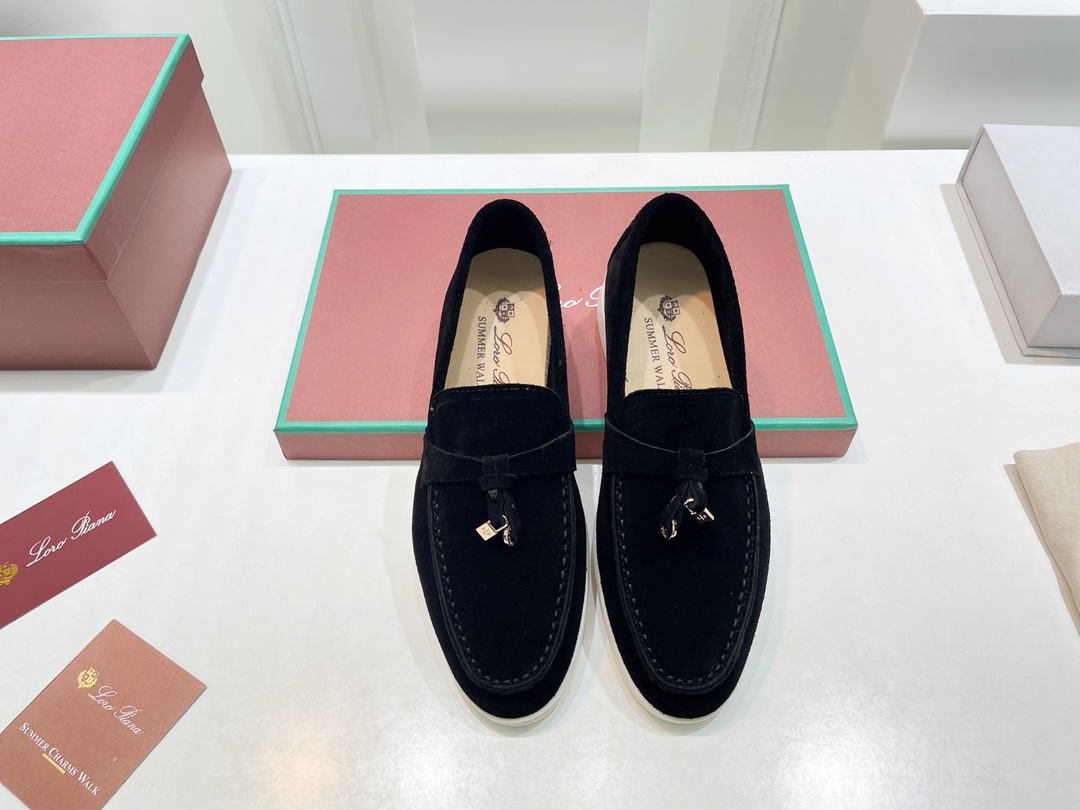 NO:681413,(Top version) Lor*Pian*25vs the latest popular Loafer series... [Retro Couple Low-top Loafers] - Italian high-end brand Loro Piana was founded on April 24, 2019. It is a top Italian luxury brand. It started with cashmere. It comes from Italy and pursues quality and craftsmanship, integrating innovative technology and Italian traditional style. This brand has always been very low-key, but it should be considered a dad-level presence in luxury goods.  Lp pendant loafers, there are not many shoes in mainland China, but the products are very good. Impeccable quality and luxurious materials are the pride of the Loro Piana brand, and these suede leather shoes happen to be both in one, which is impressive~ After you buy their shoes, many brands of shoes will not want to wear them. This is the evaluation of people who have worn this shoe. Wearing it for a day will not tire your feet or grind your feet. This is because of the strict requirements on the material, so you can have such a beautiful feeling...  Fabric: Original customized high mercerized cashmere Lining: Original customized sheepskin Foot: Original customized sheepskin Outsole: Original molded light-colored rubber outsole Size: 35-44 (41.42.43 for women and 38.45.46 for men, customized and non-returnable) Packaging: Fully upgraded packaging Color: Official website updated simultaneously, loafers, loro piana, loro piana, loafers, sheepskin19860909（顶级版本） Lor*Pian*25vs最新爆款乐福系列……【复古情侣低帮乐福鞋】 ——意大利高级品牌Loro Piana创立于194月24日,是意大利顶级奢侈品牌,以羊绒起家, 来自意大利的它追求质量和手工,融创新技术与意大利传统风格为一体.这个牌子一直很低调,但是在奢侈品里应该也算是爸爸级的存在, Lp吊坠乐福鞋,的鞋子一共在大陆也没开几家,但东西却非常好.无可挑剔的品质和奢华的材质是Loro Piana品牌的骄傲,而这款绒面革单鞋恰好集两者于一身,令人印象深刻～当你买过它家的鞋子后,很多牌子的鞋子都不想穿了,这是穿过这款鞋的人对其的评价,穿一天不会累脚也不会磨脚,这就是对材质的要求苛刻,才会有这般美好的感觉…… 面料:原版定制高丝光羊绒 内里:原版定制羊皮 垫脚:原版定制羊皮 大底:原版开模全浅色橡胶大底 码数:35-44（女41.42.43.男38.45.46定制不退换） 包装:全面升级包装 颜色:官网同步更新,乐福鞋,loro piana,loro piana,loafers,sheepskin,Women's Shoes