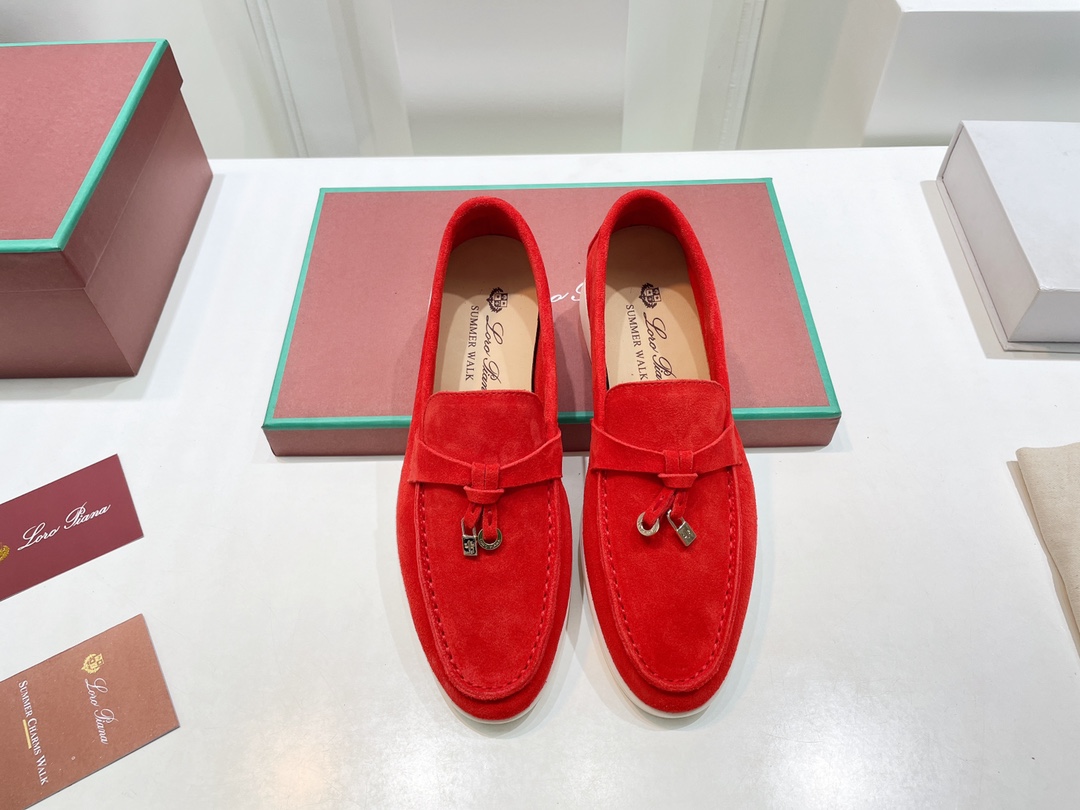 NO:681418,(Top version) Lor*Pian*25vs the latest popular Loafer series... [Retro Couple Low-top Loafers] - Italian high-end brand Loro Piana was founded on April 24, 2019. It is a top Italian luxury brand. It started with cashmere. It comes from Italy and pursues quality and craftsmanship, integrating innovative technology and Italian traditional style. This brand has always been very low-key, but it should be considered a dad-level presence in luxury goods.  Lp pendant loafers, there are not many shoes in mainland China, but the products are very good. Impeccable quality and luxurious materials are the pride of the Loro Piana brand, and these suede leather shoes happen to be both in one, which is impressive~ After you buy their shoes, many brands of shoes will not want to wear them. This is the evaluation of people who have worn this shoe. Wearing it for a day will not tire your feet or grind your feet. This is because of the strict requirements on the material, so you can have such a beautiful feeling...  Fabric: Original customized high mercerized cashmere Lining: Original customized sheepskin Foot: Original customized sheepskin Outsole: Original molded TPU Size: 35-44 (41.42.43 for women and 38.45.46 for men, customized and non-refundable) Packaging: Fully upgraded packaging Color: Official website updated simultaneously, loaf shoes, loro piana, loro piana, loafers, sheepskin19860909（顶级版本） Lor*Pian*25vs最新爆款乐福系列……【复古情侣低帮乐福鞋】 ——意大利高级品牌Loro Piana创立于194月24日,是意大利顶级奢侈品牌,以羊绒起家, 来自意大利的它追求质量和手工,融创新技术与意大利传统风格为一体.这个牌子一直很低调,但是在奢侈品里应该也算是爸爸级的存在, Lp吊坠乐福鞋,的鞋子一共在大陆也没开几家,但东西却非常好.无可挑剔的品质和奢华的材质是Loro Piana品牌的骄傲,而这款绒面革单鞋恰好集两者于一身,令人印象深刻～当你买过它家的鞋子后,很多牌子的鞋子都不想穿了,这是穿过这款鞋的人对其的评价,穿一天不会累脚也不会磨脚,这就是对材质的要求苛刻,才会有这般美好的感觉…… 面料:原版定制高丝光羊绒 内里:原版定制羊皮 垫脚:原版定制羊皮 大底:原版开模TPU 码数:35-44（女41.42.43.男38.45.46定制不退换） 包装:全面升级包装 颜色:官网同步更新,乐福鞋,loro piana,loro piana,loafers,sheepskin,Women's Shoes
