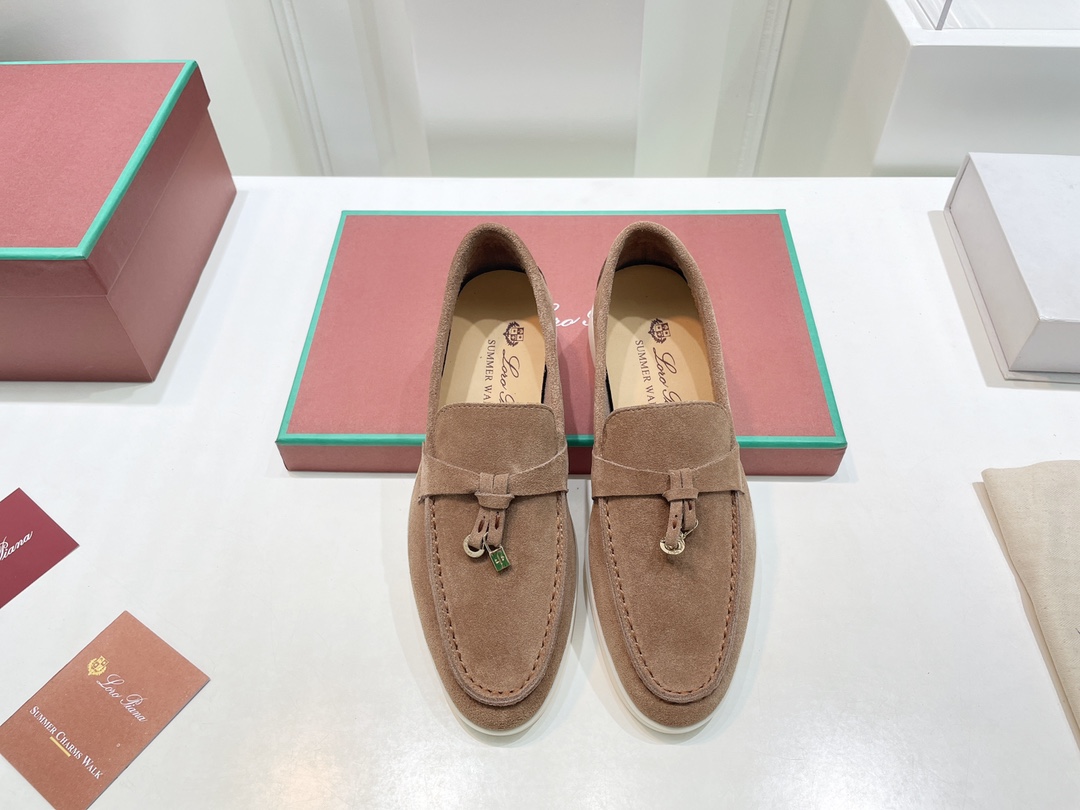 NO:681421,(Top version) Lor*Pian*25vs the latest popular Loafer series... [Retro Couple Low-top Loafers] - Italian high-end brand Loro Piana was founded on April 24, 2019. It is a top Italian luxury brand. It started with cashmere. It comes from Italy and pursues quality and craftsmanship, integrating innovative technology and Italian traditional style. This brand has always been very low-key, but it should be considered a dad-level presence in luxury goods.  Lp pendant loafers, there are not many shoes in mainland China, but the products are very good. Impeccable quality and luxurious materials are the pride of the Loro Piana brand, and these suede leather shoes happen to be both in one, which is impressive~ After you buy their shoes, many brands of shoes will not want to wear them. This is the evaluation of people who have worn this shoe. Wearing it for a day will not tire your feet or grind your feet. This is because of the strict requirements on the material, so you can have such a beautiful feeling...  Fabric: Original customized high mercerized cashmere Lining: Original customized sheepskin Foot: Original customized sheepskin Outsole: Original molded TPU molded bottom Size: 35-44 (41.42.43 for women and 38.45.46 for men, customized and non-returnable) Packaging: Fully upgraded packaging Color: Official website updated simultaneously, loro piana, loro piana, loafers, sheepskin19860909（顶级版本） Lor*Pian*25vs最新爆款乐福系列……【复古情侣低帮乐福鞋】 ——意大利高级品牌Loro Piana创立于194月24日,是意大利顶级奢侈品牌,以羊绒起家, 来自意大利的它追求质量和手工,融创新技术与意大利传统风格为一体.这个牌子一直很低调,但是在奢侈品里应该也算是爸爸级的存在, Lp吊坠乐福鞋,的鞋子一共在大陆也没开几家,但东西却非常好.无可挑剔的品质和奢华的材质是Loro Piana品牌的骄傲,而这款绒面革单鞋恰好集两者于一身,令人印象深刻～当你买过它家的鞋子后,很多牌子的鞋子都不想穿了,这是穿过这款鞋的人对其的评价,穿一天不会累脚也不会磨脚,这就是对材质的要求苛刻,才会有这般美好的感觉…… 面料:原版定制高丝光羊绒 内里:原版定制羊皮 垫脚:原版定制羊皮 大底:原版开模TPU成型底 码数:35-44（女41.42.43.男38.45.46定制不退换） 包装:全面升级包装 颜色:官网同步更新,乐福鞋,loro piana,loro piana,loafers,sheepskin,Women's Shoes