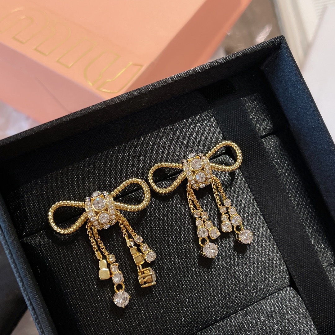 NO:103806,Miumiu Pearl bow stud earrings are made with Swarlow crystal diamonds!  925 Tremella acupuncture!  Electroplating 18k gold!  Earrings【925058】,Miumiu,miumiu19860909Miumiu 谬谬 珍珠蝴蝶结耳钉采用专柜施华洛水晶钻！925银耳针！电镀18k金色！耳钉【925058】,Miumiu,miumiu,Jewelry