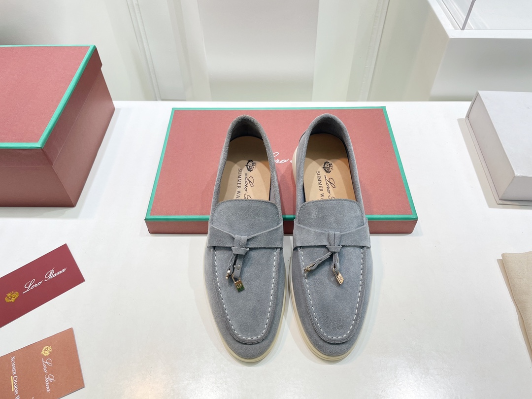 NO:681428,(Top version) Lor*Pian*25vs the latest popular Loafer series... [Retro Couple Low-top Loafers] - Italian high-end brand Loro Piana was founded on April 24, 2019. It is a top Italian luxury brand. It started with cashmere. It comes from Italy and pursues quality and craftsmanship, integrating innovative technology and Italian traditional style. This brand has always been very low-key, but it should be considered a dad-level presence in luxury goods.  Lp pendant loafers, there are not many shoes in mainland China, but the products are very good. Impeccable quality and luxurious materials are the pride of the Loro Piana brand, and these suede leather shoes happen to be both in one, which is impressive~ After you buy their shoes, many brands of shoes will not want to wear them. This is the evaluation of people who have worn this shoe. Wearing it for a day will not tire your feet or grind your feet. This is because of the strict requirements on the material, so you can have such a beautiful feeling...  Fabric: Original customized high mercerized cashmere Lining: Original customized sheepskin Foot: Original customized sheepskin Outsole: Original molded TPU Size: 35-44 (41.42.43 for women and 38.45.46 for men, customized and non-refundable) Packaging: Fully upgraded packaging Color: Official website updated simultaneously, loaf shoes, loro piana, loro piana, loafers, sheepskin19860909（顶级版本） Lor*Pian*25vs最新爆款乐福系列……【复古情侣低帮乐福鞋】 ——意大利高级品牌Loro Piana创立于194月24日,是意大利顶级奢侈品牌,以羊绒起家, 来自意大利的它追求质量和手工,融创新技术与意大利传统风格为一体.这个牌子一直很低调,但是在奢侈品里应该也算是爸爸级的存在, Lp吊坠乐福鞋,的鞋子一共在大陆也没开几家,但东西却非常好.无可挑剔的品质和奢华的材质是Loro Piana品牌的骄傲,而这款绒面革单鞋恰好集两者于一身,令人印象深刻～当你买过它家的鞋子后,很多牌子的鞋子都不想穿了,这是穿过这款鞋的人对其的评价,穿一天不会累脚也不会磨脚,这就是对材质的要求苛刻,才会有这般美好的感觉…… 面料:原版定制高丝光羊绒 内里:原版定制羊皮 垫脚:原版定制羊皮 大底:原版开模TPU 码数:35-44（女41.42.43.男38.45.46定制不退换） 包装:全面升级包装 颜色:官网同步更新,乐福鞋,loro piana,loro piana,loafers,sheepskin,Women's Shoes