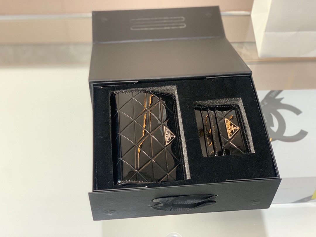 J5  普拉达 Prada 托特包套盒 最 托特卡包潮流前线 效果认真很抢眼 尺寸：19 12