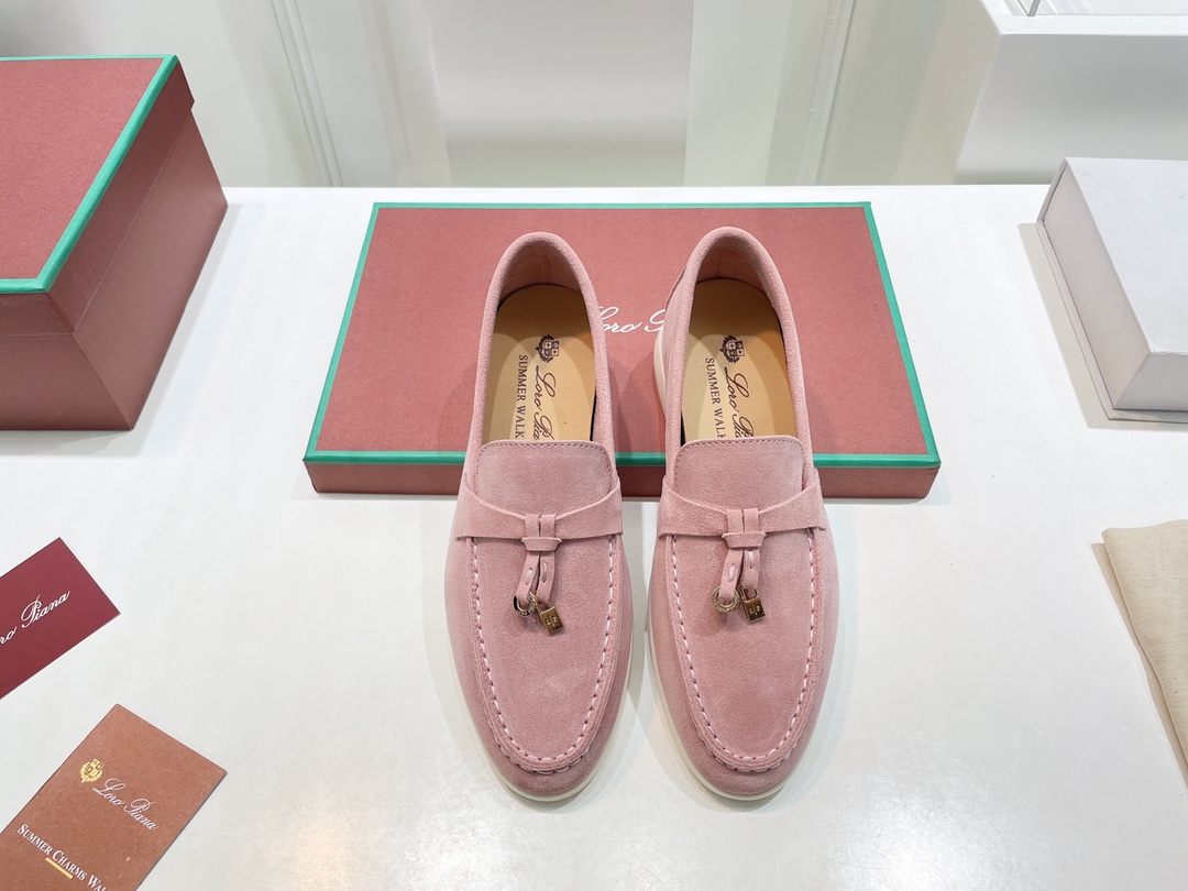 NO:681435,(Top version) Lor*Pian*25vs the latest popular Loafer series... [Retro Couple Low-top Loafers] - Italian high-end brand Loro Piana was founded on April 24, 2019. It is a top Italian luxury brand. It started with cashmere. It comes from Italy and pursues quality and craftsmanship, integrating innovative technology and Italian traditional style. This brand has always been very low-key, but it should be considered a dad-level presence in luxury goods.  Lp pendant loafers, there are not many shoes in mainland China, but the products are very good. Impeccable quality and luxurious materials are the pride of the Loro Piana brand, and these suede leather shoes happen to be both in one, which is impressive~ After you buy their shoes, many brands of shoes will not want to wear them. This is the evaluation of people who have worn this shoe. Wearing it for a day will not tire your feet or grind your feet. This is because of the strict requirements on the material, so you can have such a beautiful feeling...  Fabric: Original customized high mercerized cashmere Lining: Original customized sheepskin Foot: Original customized sheepskin Outsole: Original molded TPU molded bottom Size: 35-44 (41.42.43 for women and 38.45.46 for men, customized and non-returnable) Packaging: Fully upgraded packaging Color: Official website updated simultaneously, loro piana, loro piana, loafers, sheepskin19860909（顶级版本） Lor*Pian*25vs最新爆款乐福系列……【复古情侣低帮乐福鞋】 ——意大利高级品牌Loro Piana创立于194月24日,是意大利顶级奢侈品牌,以羊绒起家, 来自意大利的它追求质量和手工,融创新技术与意大利传统风格为一体.这个牌子一直很低调,但是在奢侈品里应该也算是爸爸级的存在, Lp吊坠乐福鞋,的鞋子一共在大陆也没开几家,但东西却非常好.无可挑剔的品质和奢华的材质是Loro Piana品牌的骄傲,而这款绒面革单鞋恰好集两者于一身,令人印象深刻～当你买过它家的鞋子后,很多牌子的鞋子都不想穿了,这是穿过这款鞋的人对其的评价,穿一天不会累脚也不会磨脚,这就是对材质的要求苛刻,才会有这般美好的感觉…… 面料:原版定制高丝光羊绒 内里:原版定制羊皮 垫脚:原版定制羊皮 大底:原版开模TPU成型底 码数:35-44（女41.42.43.男38.45.46定制不退换） 包装:全面升级包装 颜色:官网同步更新,乐福鞋,loro piana,loro piana,loafers,sheepskin,Women's Shoes