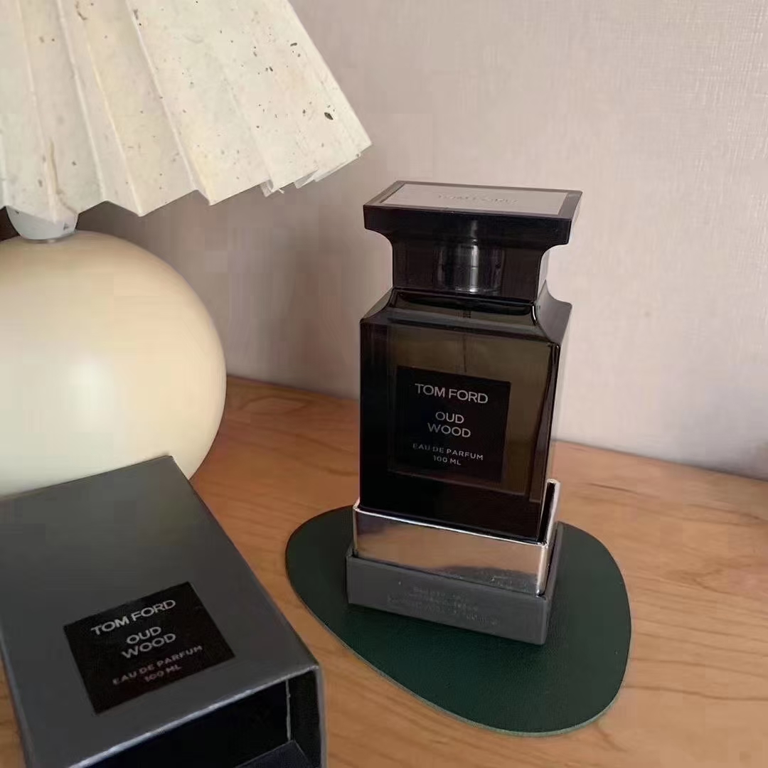专柜版💰78包邮
一比一专柜质量:TF 乌木沉香🪐 100ml
𝒃𝒆𝒍𝒐𝒏𝒈𝒔 𝒕𝒐 𝒚𝒐𝒖 𝒑𝒆𝒓𝒇𝒖𝒎𝒆
行走的荷尔蒙
浓厚的木质香调 最直观的感受到那种身着黑色大衣的古老绅士的沉稳安静气质
虽然很多香水品牌都有发行乌木味道 但真的因为它的高级感却很难撞香!就算再相似却依然告诉你“你身上的香水味 一闻就没有我的贵”