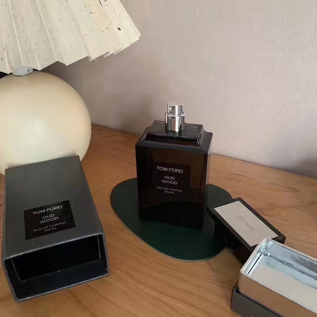 专柜版💰78包邮
一比一专柜质量:TF 乌木沉香🪐 100ml
𝒃𝒆𝒍𝒐𝒏𝒈𝒔 𝒕𝒐 𝒚𝒐𝒖 𝒑𝒆𝒓𝒇𝒖𝒎𝒆
行走的荷尔蒙
浓厚的木质香调 最直观的感受到那种身着黑色大衣的古老绅士的沉稳安静气质
虽然很多香水品牌都有发行乌木味道 但真的因为它的高级感却很难撞香!就算再相似却依然告诉你“你身上的香水味 一闻就没有我的贵”