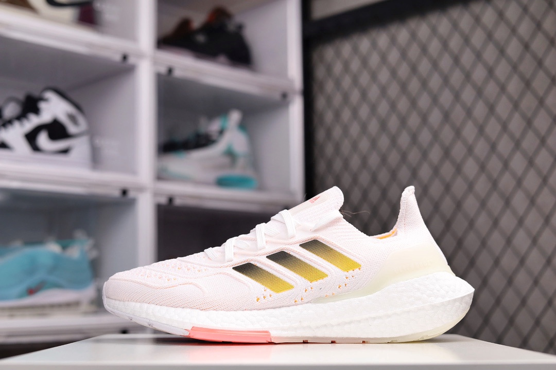 H0 公司级 UB 2022爆米花 前凸后翘”的adidas ultra boost 2022系列正式曝光，新一代的ulrtra boost 22在中底的部分添加了更多的boost材质面积，除了部分标志性的细节处外，这次更新的款式以”前凸后翘”的流线型呈现。中底的支撑片也变成了造型奇特的”U”型，鞋子设计十分有速度感。