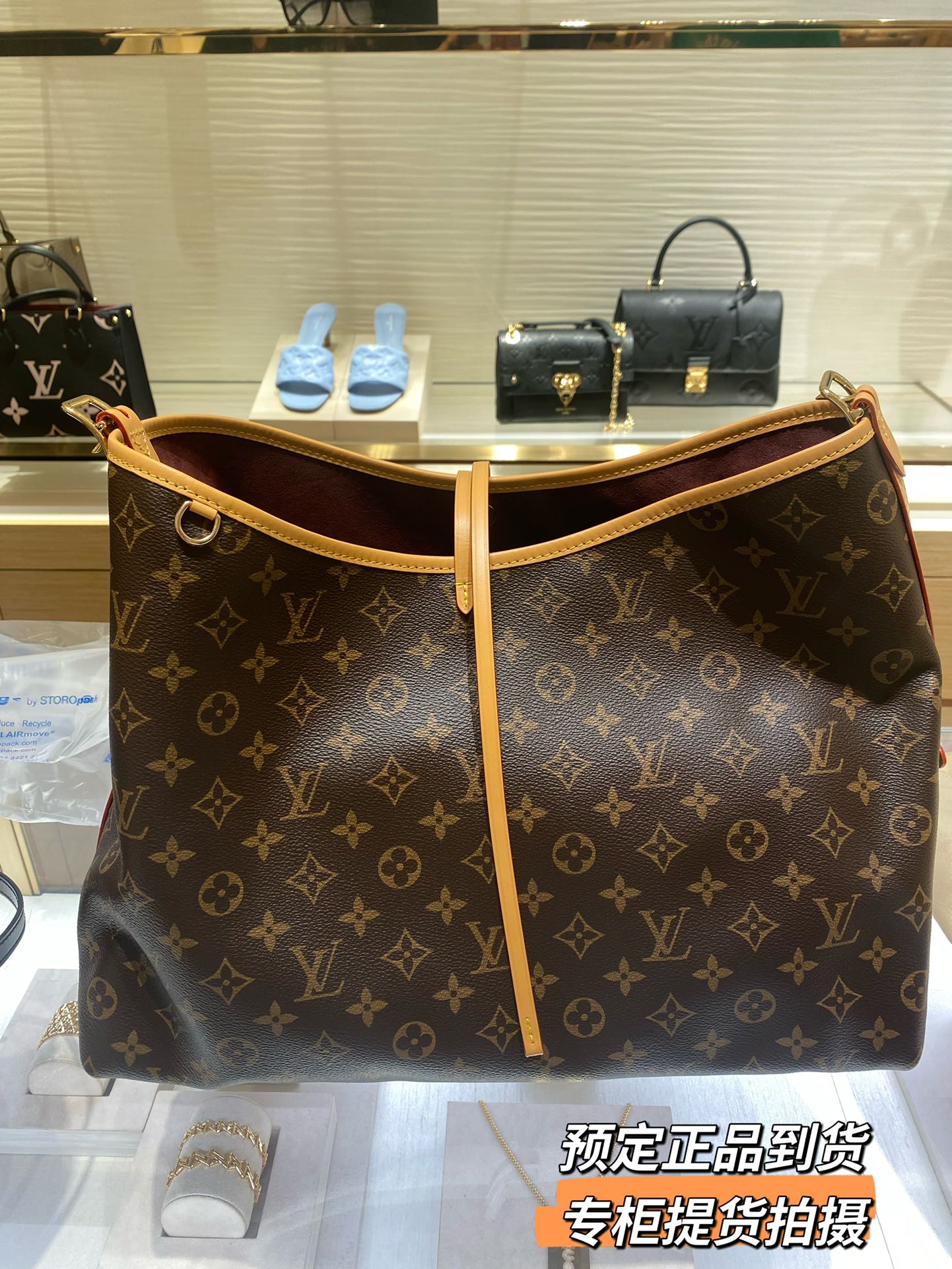 𝐂𝐀𝐑𝐑𝐘𝐀𝐋𝐋 中号#M46197# 预定正品到货‼️
忍不住立马随手来几张，
实物上身真的巨好看，强烈安利入手！