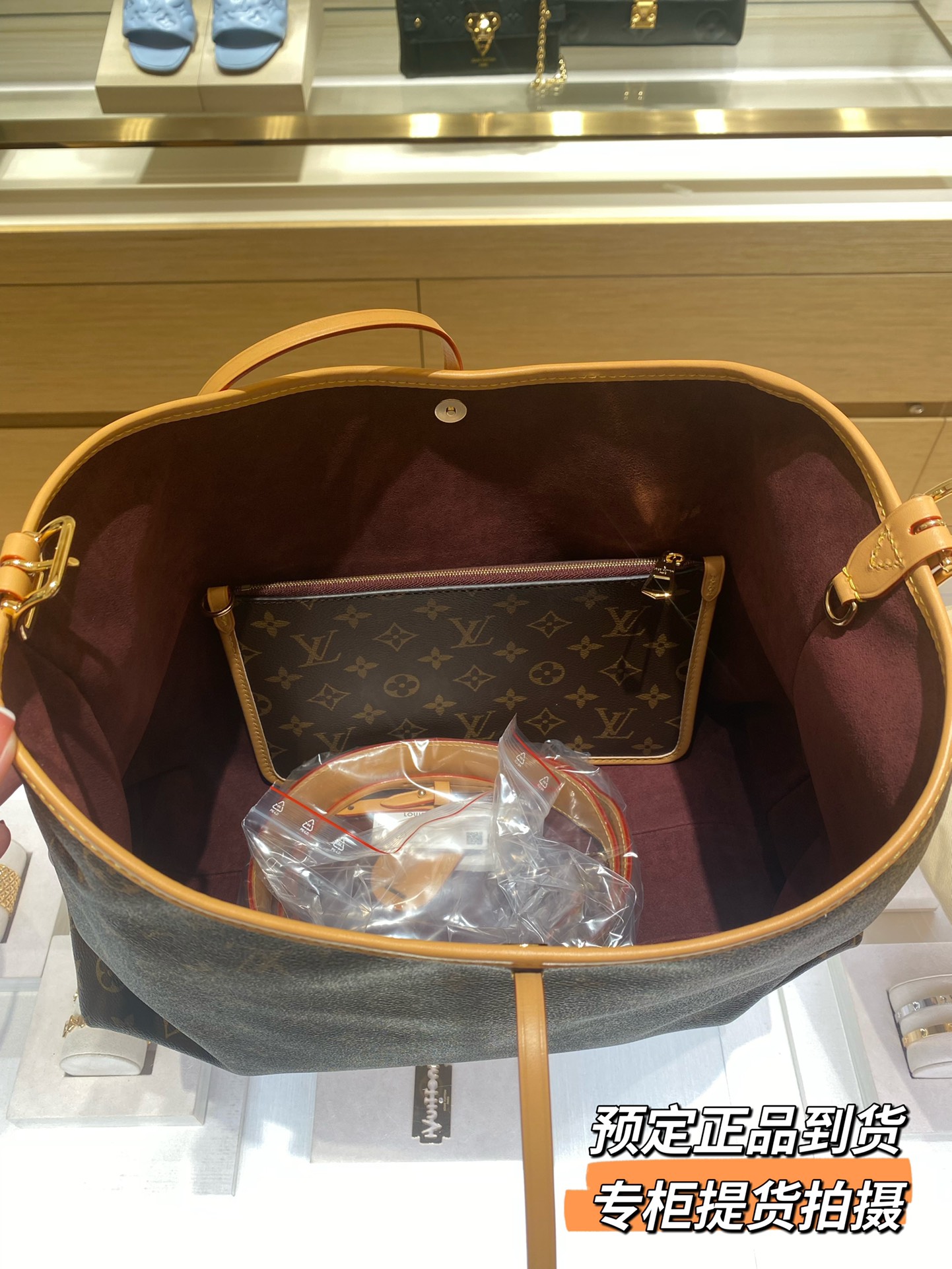 𝐂𝐀𝐑𝐑𝐘𝐀𝐋𝐋 中号#M46197# 预定正品到货‼️
忍不住立马随手来几张，
实物上身真的巨好看，强烈安利入手！
