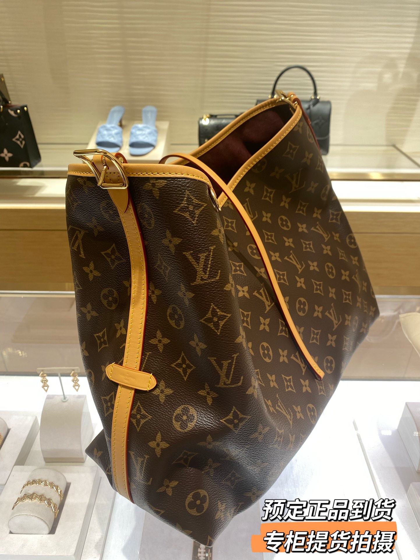 𝐂𝐀𝐑𝐑𝐘𝐀𝐋𝐋 中号#M46197# 预定正品到货‼️
忍不住立马随手来几张，
实物上身真的巨好看，强烈安利入手！