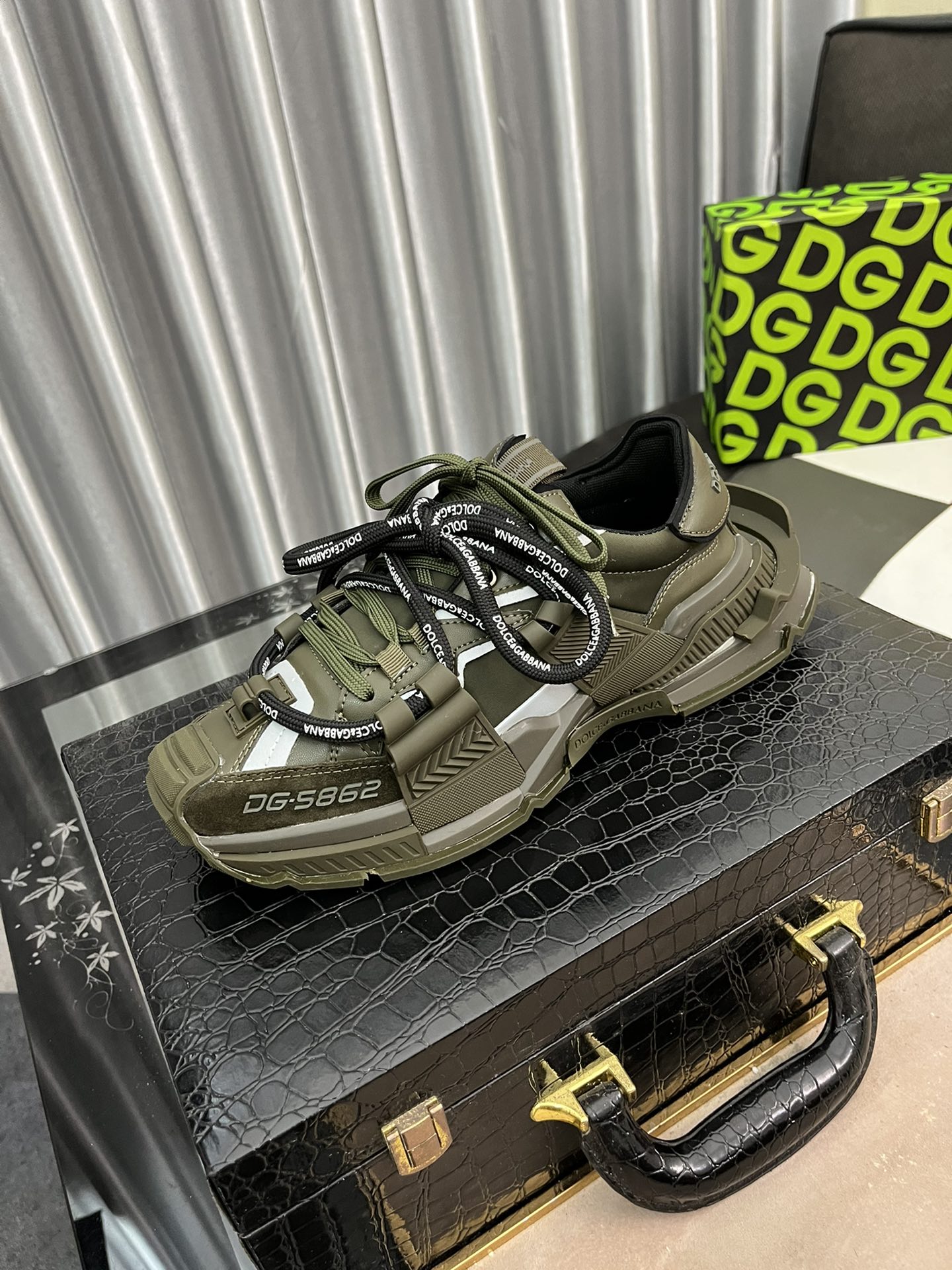 NO:272760,【DG】The latest official website casual and men's shoes are imported single-quality imported cowhide leather splicing sheep [Deyi] On the material workmanship is better than the highest quality shipment of all versions in the market. The real shot is, the imported fabric highlights the unique charm of the brand's shoelaces are also original customized classic lace shoes. It is very comfortable to wear, size 38-46, cowhide19860909【DG】最新官网休闲、男鞋原单品质进口头层牛皮拼接羊里[得意]论材料做工完胜市场所有版本最高品质出货 实物拍摄,面料进口凸显品牌独特魅力鞋带也是原版定制经典系带款鞋 上脚十分舒适 、码数38-46,,cowhide,Men's shoes