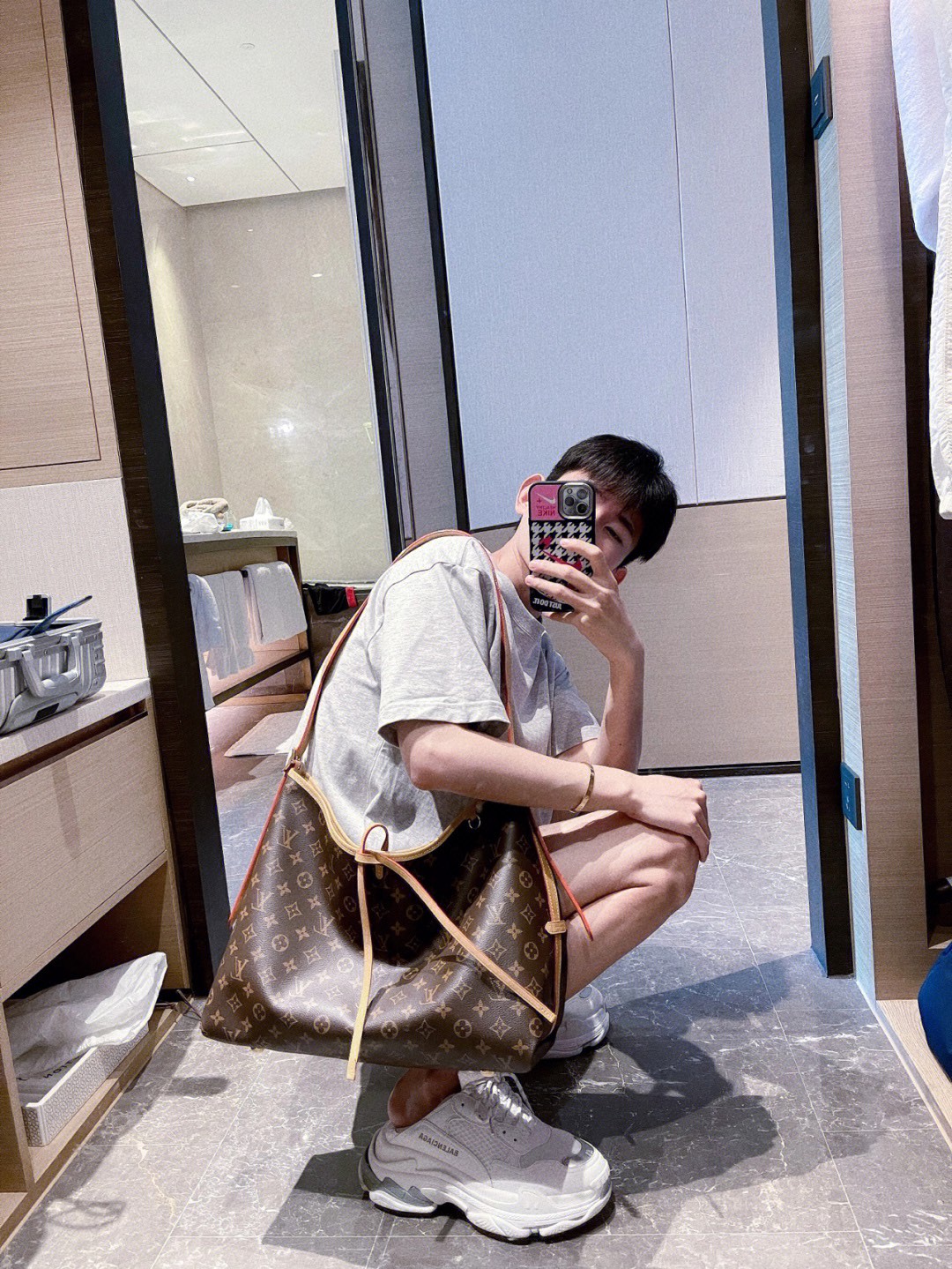 男生上身一点都不违和感，
帅气十足的慵懒随意！