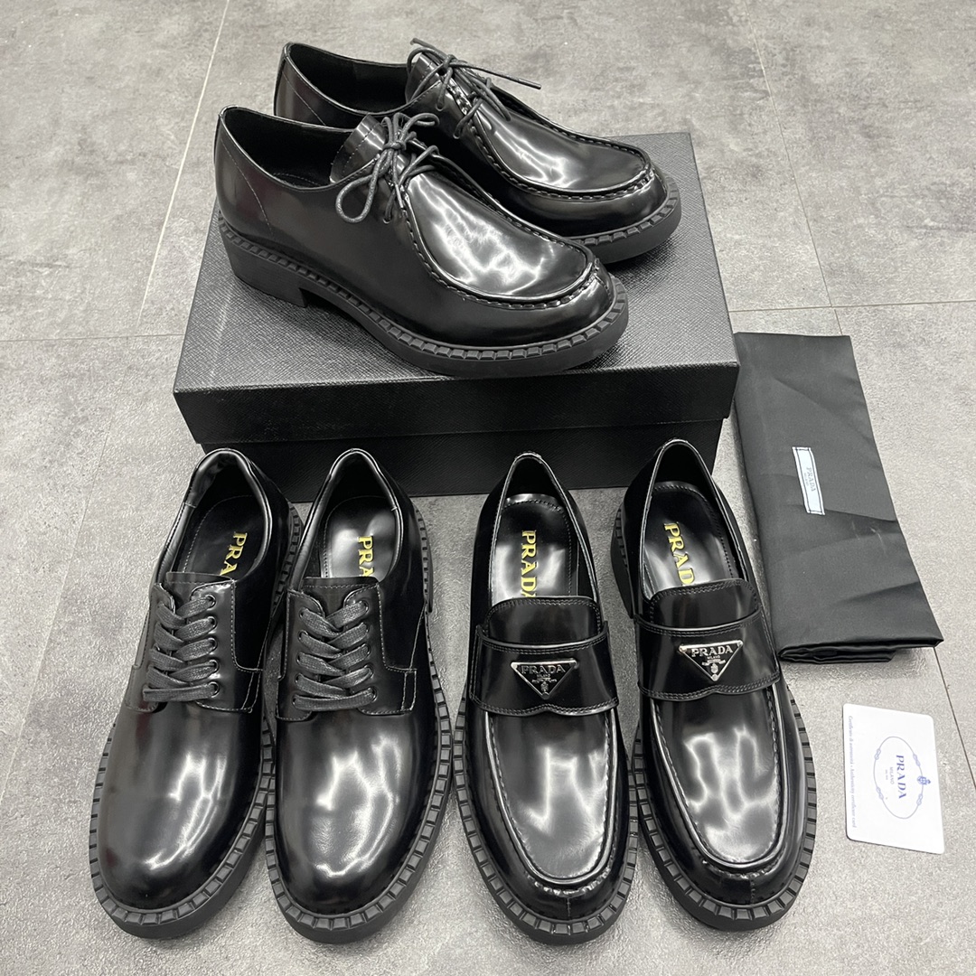 💋💍P家 Prad* 普拉-达 新款亮面德比鞋上🆕 此款厚底皮鞋采用进口亮面开边珠牛皮制成。系带设计 鞋