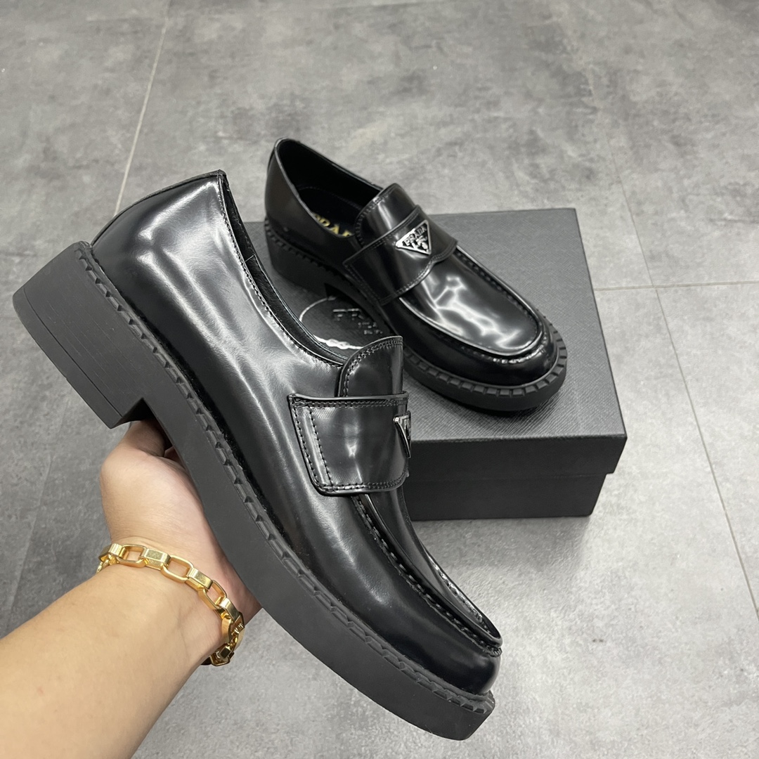 💋💍P家 Prad* 普拉-达 新款亮面德比鞋上🆕 此款厚底皮鞋采用进口亮面开边珠牛皮制成。系带设计 鞋