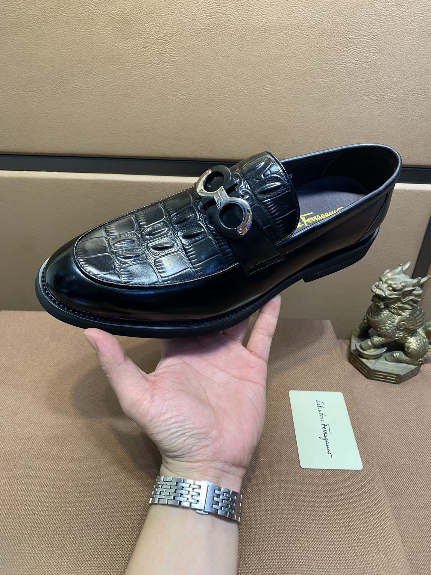 J0 菲拉格慕Ferragamo 水洗猪里原版正装皮鞋专柜同步发售男鞋 此款采用纯手工制作 面料进口原版小牛皮水洗猪皮内里 原版组合大底帅气 高大尚