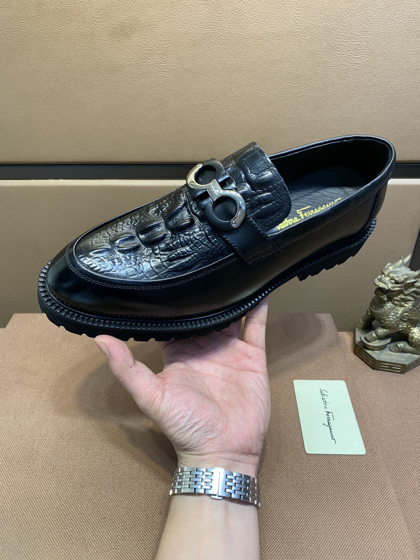 J0 菲拉格慕Ferragamo 水洗猪里原版正装皮鞋专柜同步发售男鞋 此款采用纯手工制作 面料进口原版小牛皮水洗猪皮内里 原版组合大底帅气 高大尚