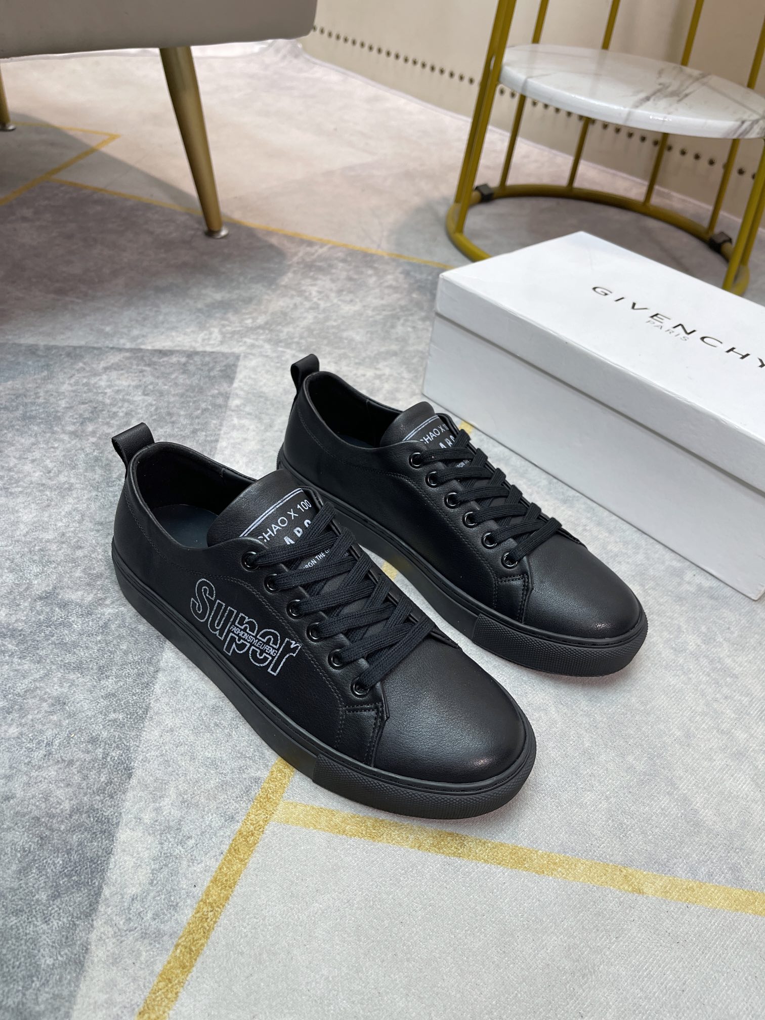 I5 。 Givenchy 纪梵希 潮牌休闲男鞋，鞋面进口优质牛皮，侧面图案丝印装饰，简约时尚设计，精致造型，柔软舒适羊皮内里踮脚，耐磨防滑橡胶大底，舒适好穿。