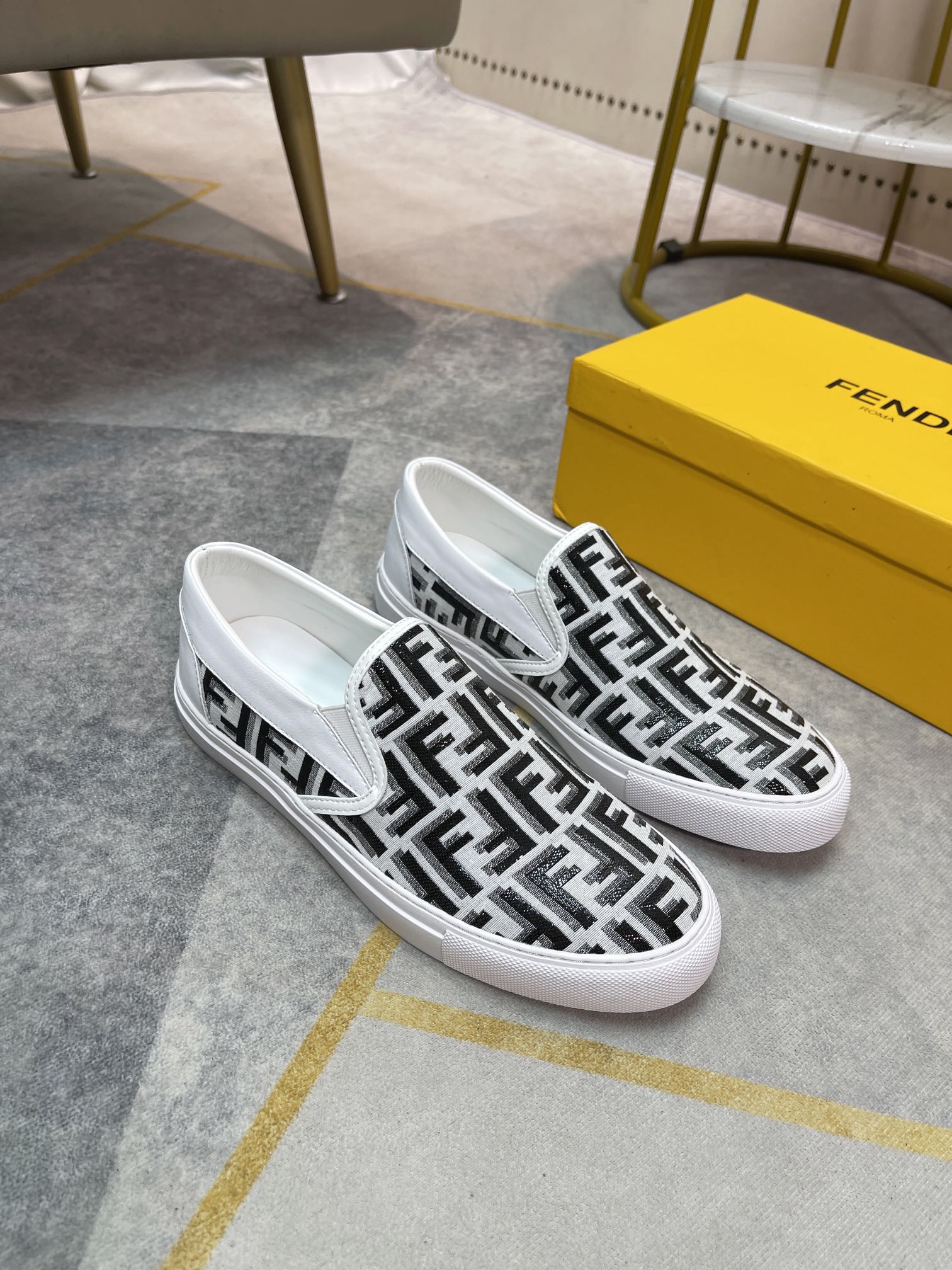 I0 。跑量款。 Fendi 芬迪 潮牌休闲男鞋，鞋面进口优质牛皮，双F字母，简约时尚设计，柔软舒适真皮内里踮脚，耐磨防滑橡胶大底，舒适好穿。