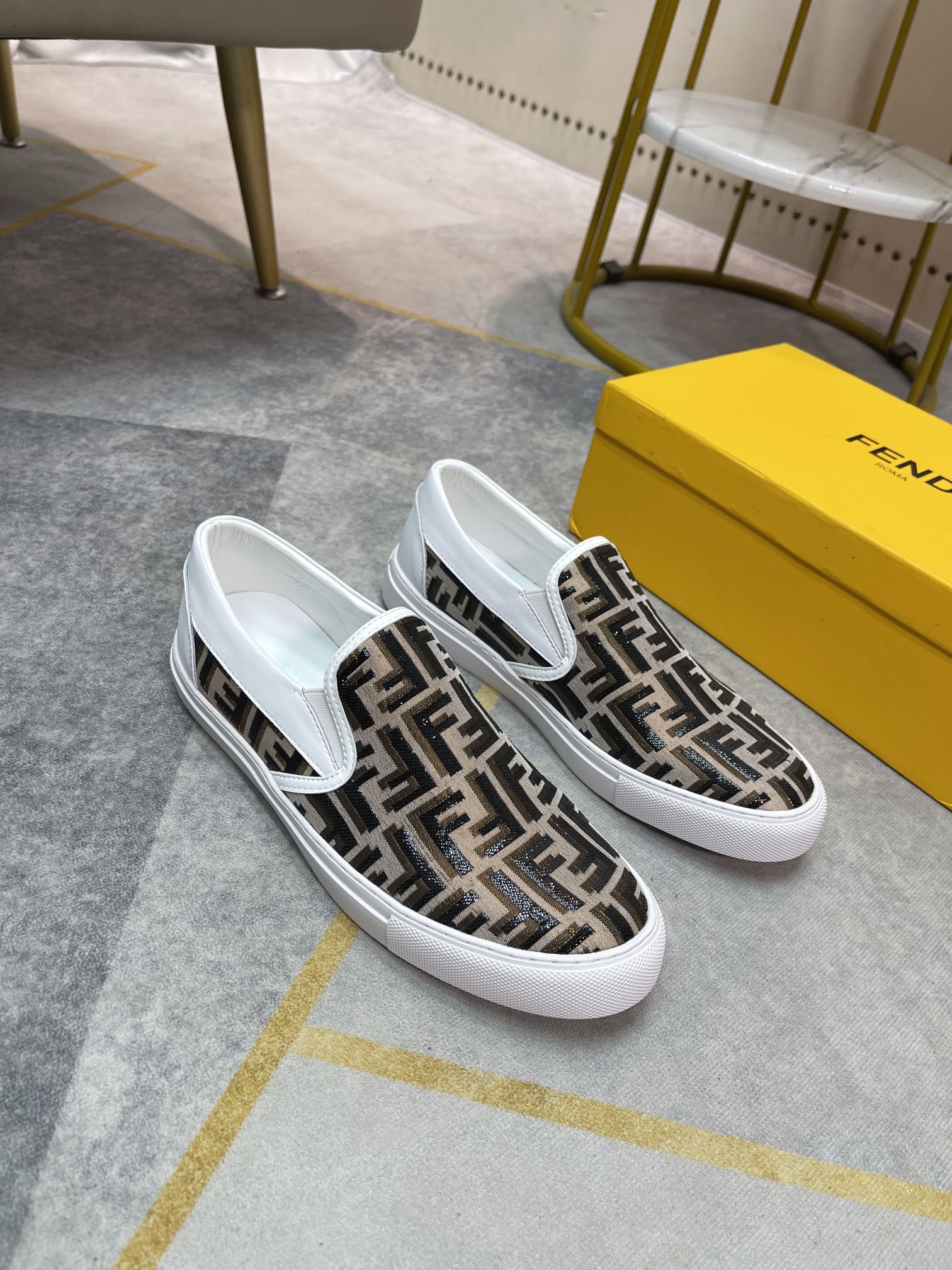 I0 。跑量款。 Fendi 芬迪 潮牌休闲男鞋，鞋面进口优质牛皮，双F字母，简约时尚设计，柔软舒适真皮内里踮脚，耐磨防滑橡胶大底，舒适好穿。