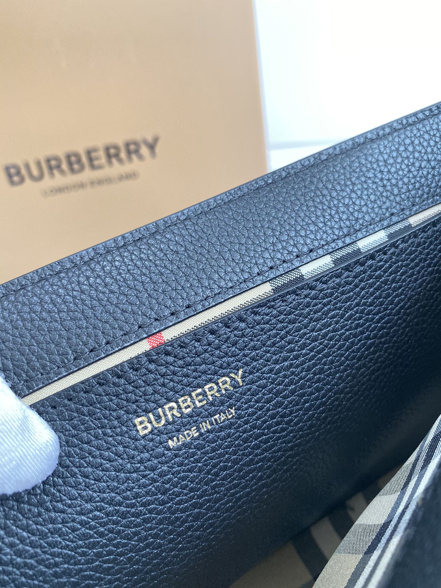 Burberry巴宝莉粒纹皮革肩背包