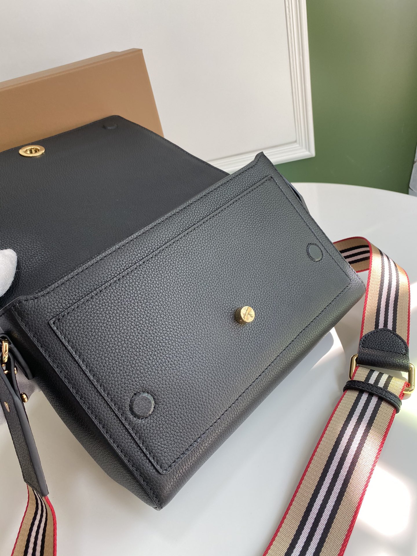 Burberry巴宝莉粒纹皮革肩背包