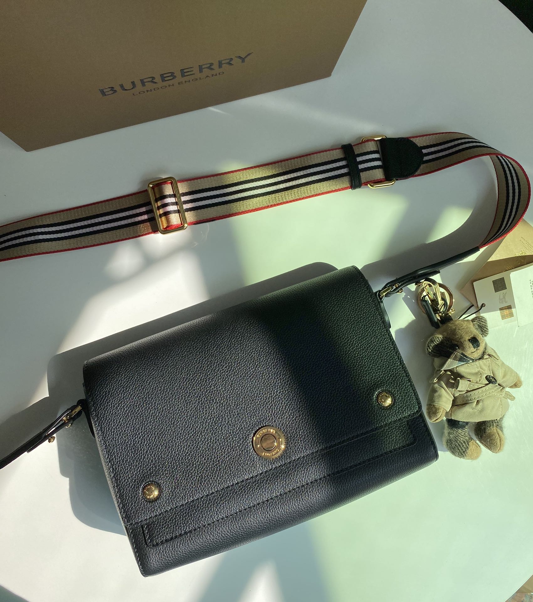 Burberry巴宝莉粒纹皮革肩背包