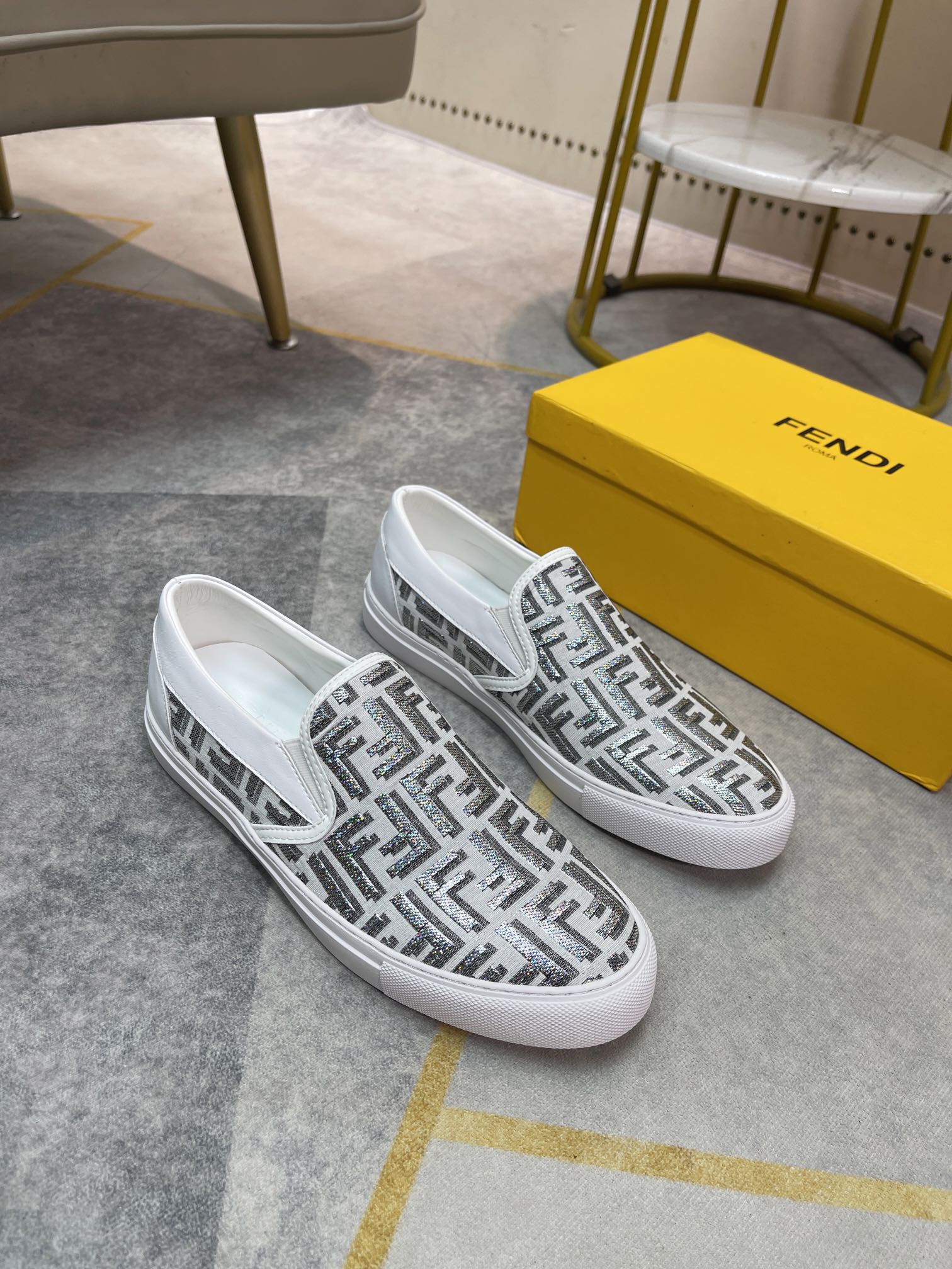 I0 。跑量款。 Fendi 芬迪 潮牌休闲男鞋，鞋面进口优质牛皮，双F字母，简约时尚设计，柔软舒适真皮内里踮脚，耐磨防滑橡胶大底，舒适好穿。