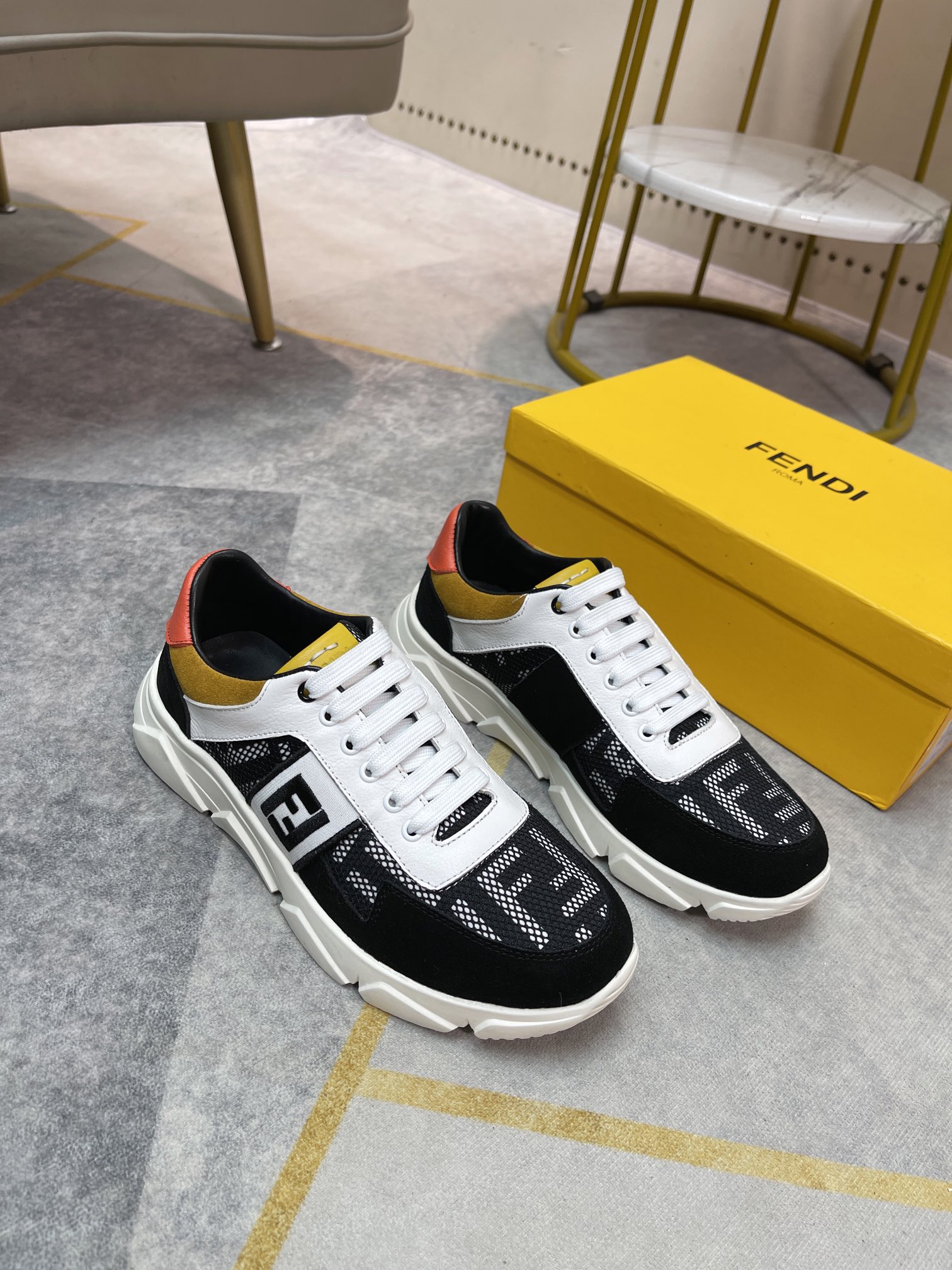 I0 。跑量款。 Fendi 芬迪 潮牌休闲男鞋，鞋面进口优质牛皮拼接网布，双F字母，简约时尚设计，柔软舒适真皮内里踮脚，耐磨防滑橡胶大底，舒适好穿。