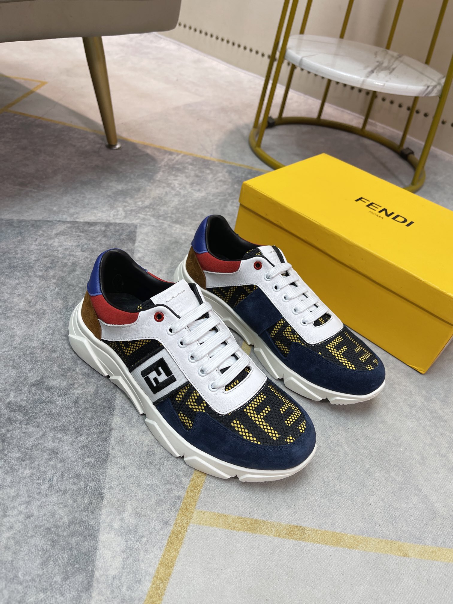 I0 。跑量款。 Fendi 芬迪 潮牌休闲男鞋，鞋面进口优质牛皮拼接网布，双F字母，简约时尚设计，柔软舒适真皮内里踮脚，耐磨防滑橡胶大底，舒适好穿。码数：38-44″},”title”:”P I0 。跑量款。 Fendi 芬迪 潮牌休闲男鞋，鞋面进口优质牛皮拼接网布，双F字母，简约时尚设计，柔软舒适真皮内里踮脚，耐磨防滑橡胶大底，舒适好穿。