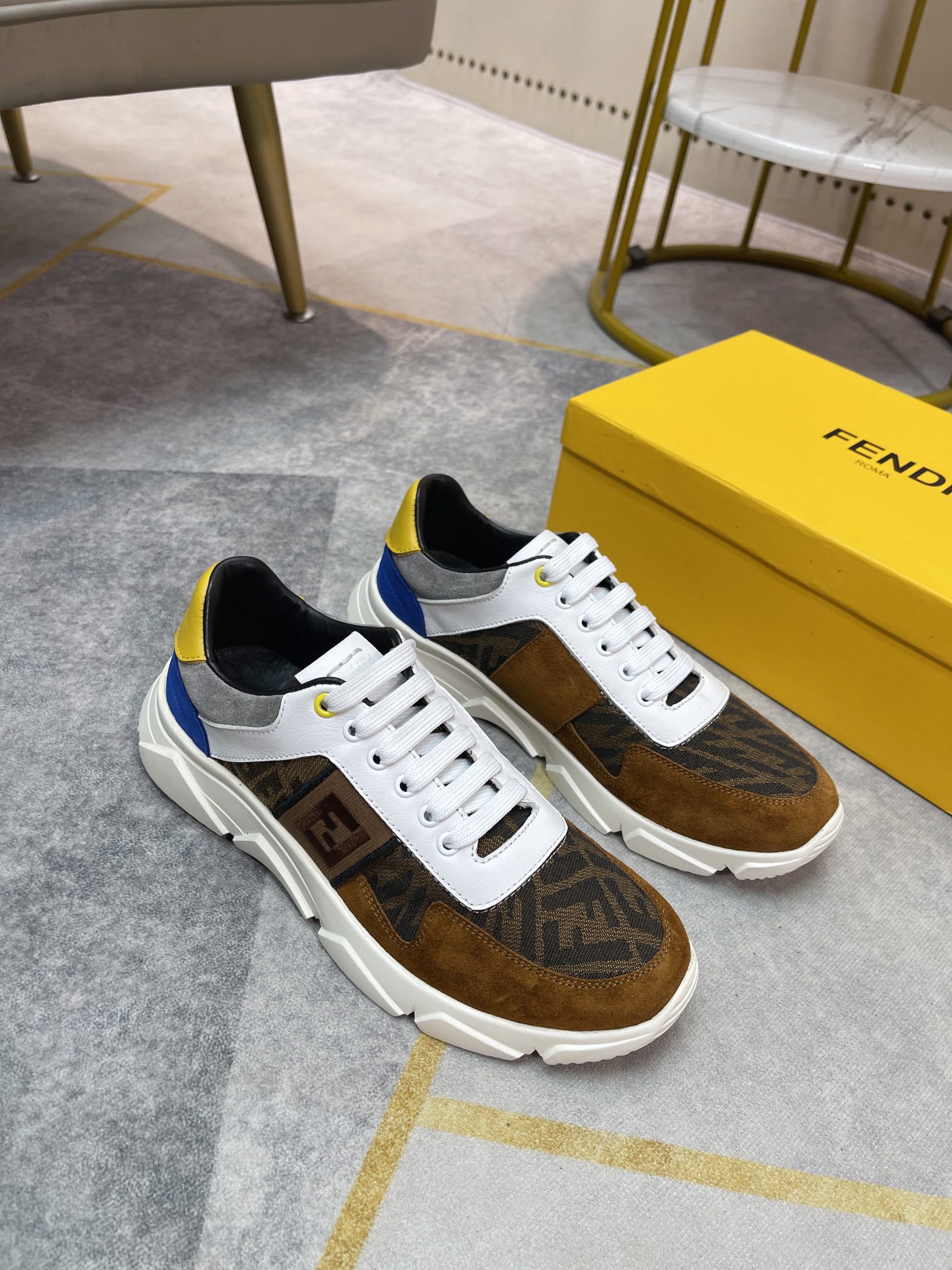 I0 。跑量款。 Fendi 芬迪 潮牌休闲男鞋，鞋面进口优质牛皮拼接网布，双F字母，简约时尚设计，柔软舒适真皮内里踮脚，耐磨防滑橡胶大底，舒适好穿。