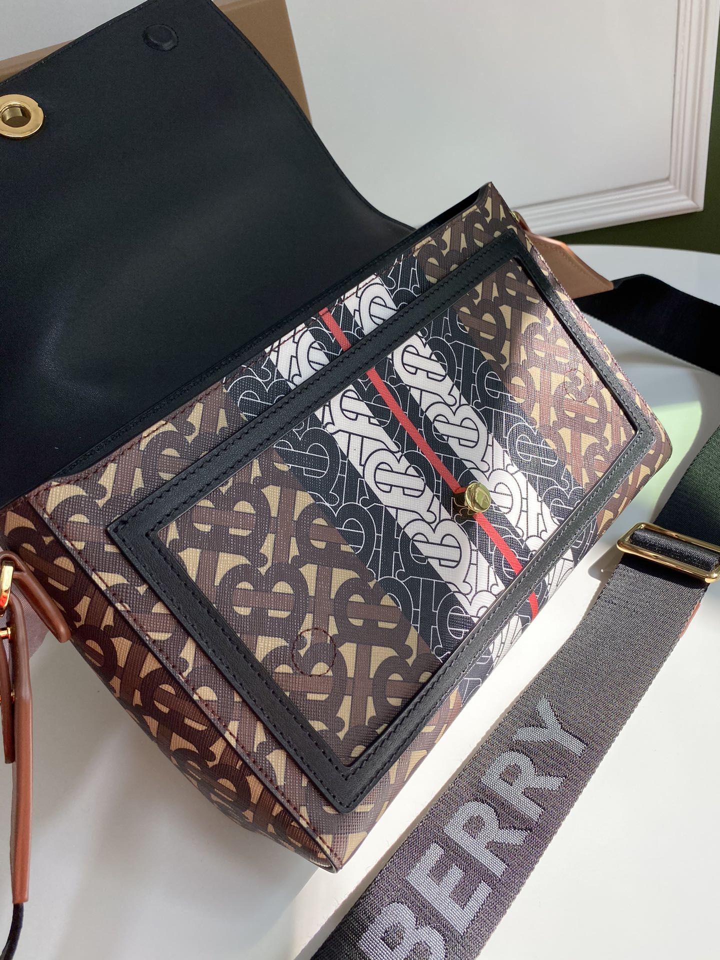 Burberry巴宝莉专属标识条纹环保帆布材质肩背包