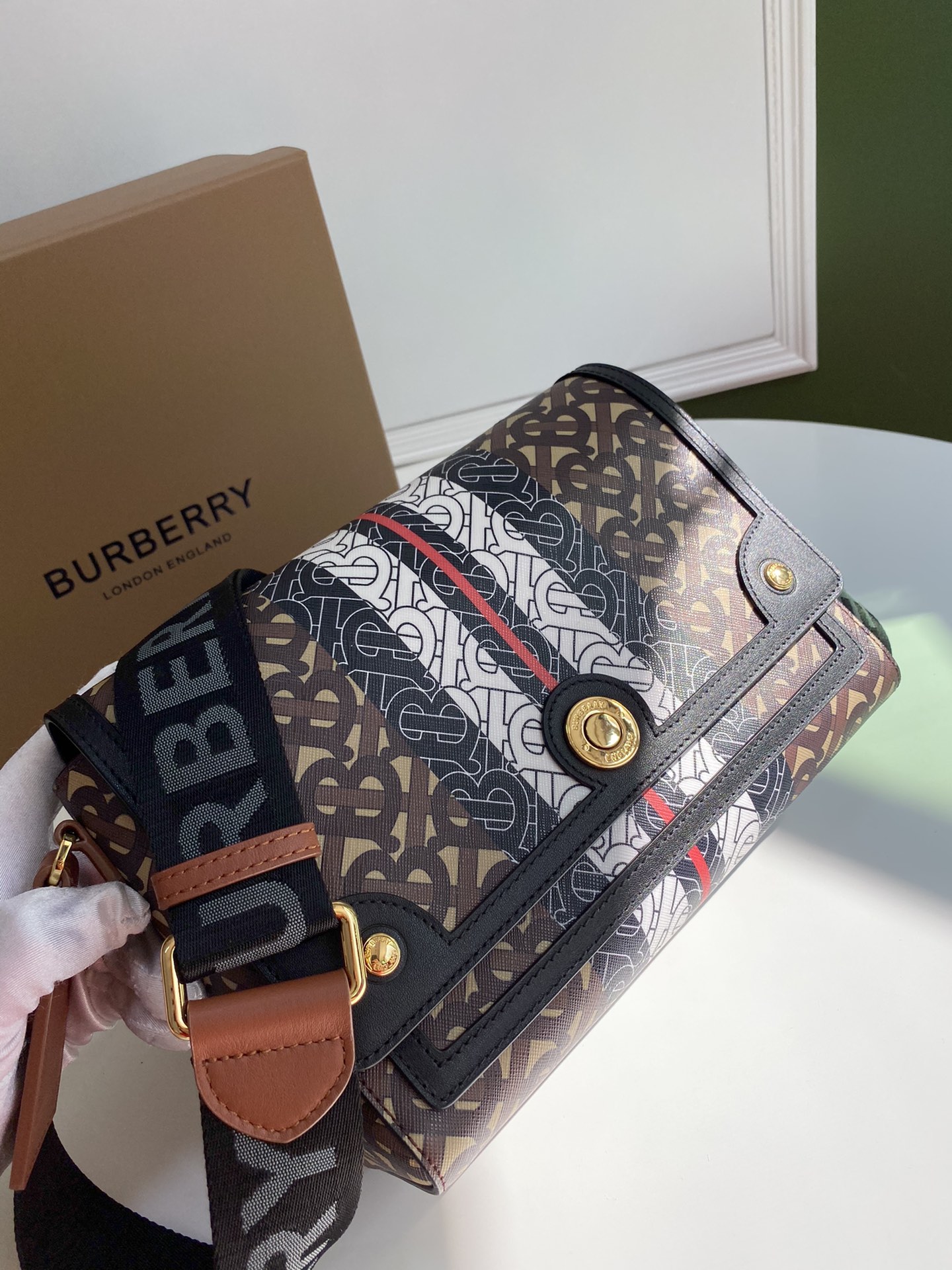 Burberry巴宝莉专属标识条纹环保帆布材质肩背包
