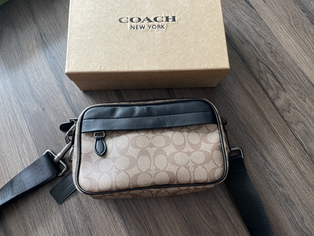 I5 高端货 “Coach Coach 蔻驰 ”相机包Craham 24拉链相机包。迷彩印花 进口原厂面料面料高清五金logo标志、专用内里。顺滑拉链、油边平滑、做工精致每个细节到位男人必备款 配：礼盒规格22.5/14.5/5.5。p150现货50个卖完为止