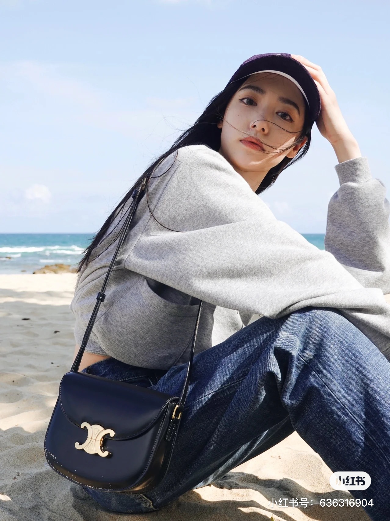 NO:213901,Leave summer at the beach after lunch and empty the beach. The sea breeze with the smell of salty soda. The sand is slightly burning. Look for the palm tree to empty it. This is summer!  In summer, you should be free at the beach hhh total look: from Celine besace bag, Celine, Celine, Celine19860909把夏天留在海边 吃完午餐在沙滩边放空 吹着咸汽水味儿的海风 沙子被晒的略微有点烫脚 找―颗棕榈树 的树荫里放空 这就是夏天啊！ 夏天就该在海边自由自在hhh total look: from Celine besace bag,赛琳celine,celine,celine,Bag