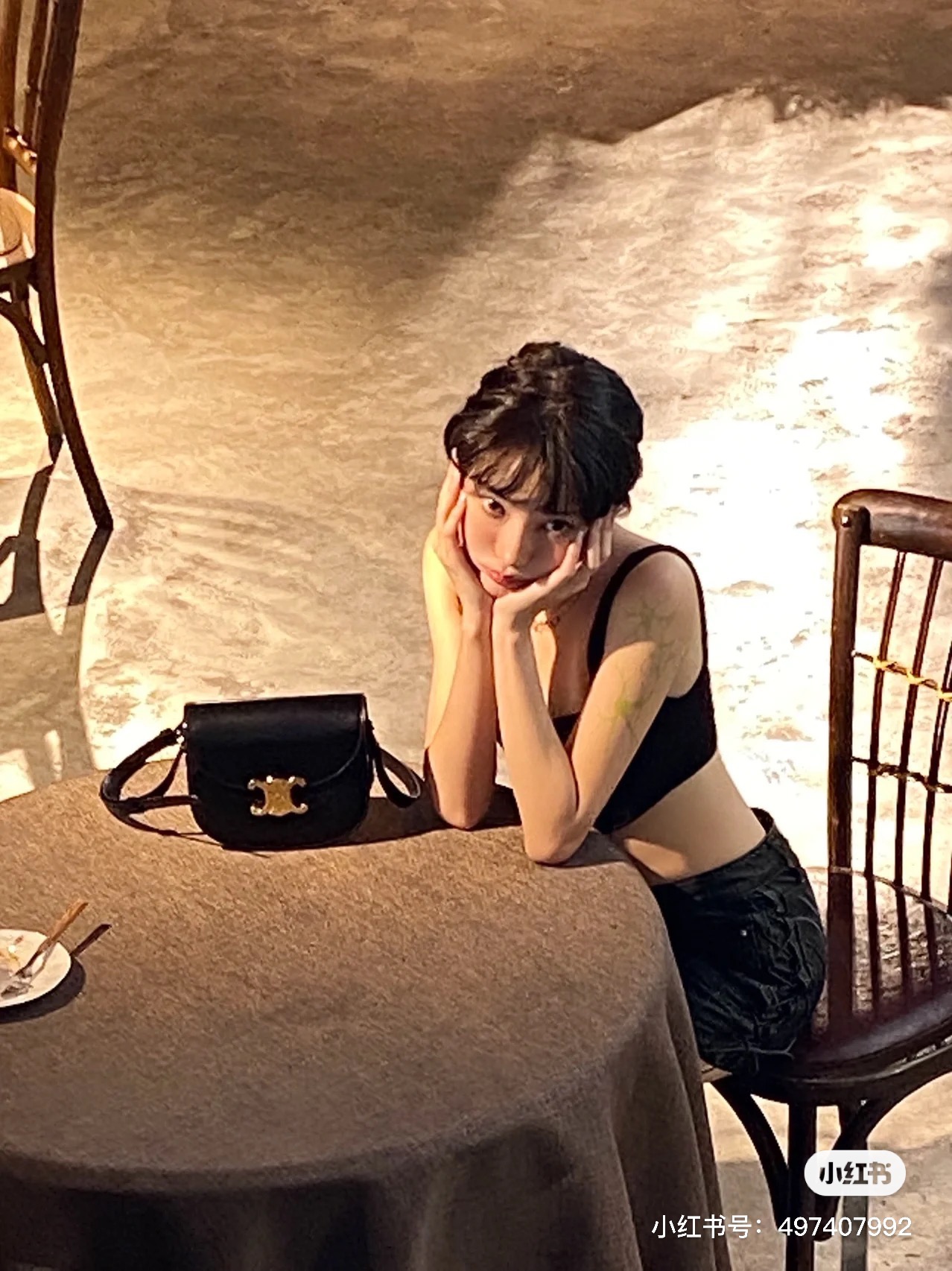 NO:213904,ootd|Be a Celine girl for a day. Today I feel like the heroine in the movie. The hot weather can't stop her from taking photos. I started to fantasize about traveling to nature. I like to have brightly colored personalized combinations, but black is the slim, durable, deep and charming color., Celine, celine19860909ootd|做一日Celine girl 今天感觉是置身电影的女主角,炎热的天气阻挡 不了拍照的热情,开始幻想去大自然旅行 了,喜欢有色彩鲜明的个性搭配,但是黑色是最 显瘦,耐看又深邃迷人的颜色.,赛琳celine,celine,celine,Bag