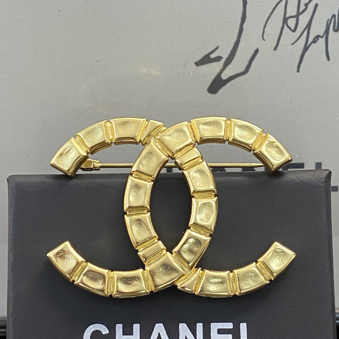 编码A448 p50
🛍CHANEL香奈儿胸针热销款🔥热上新❣
🛍中古双C logo胸针
👍同一款样式,通过不同材质的运用,不同色彩的搭配以及不同元素的组合,绽放出每一枚胸针独一份的美
🧚🏻♀️天生自带吸引力 气质而不落俗套
🤒简约大方、饱满有质感