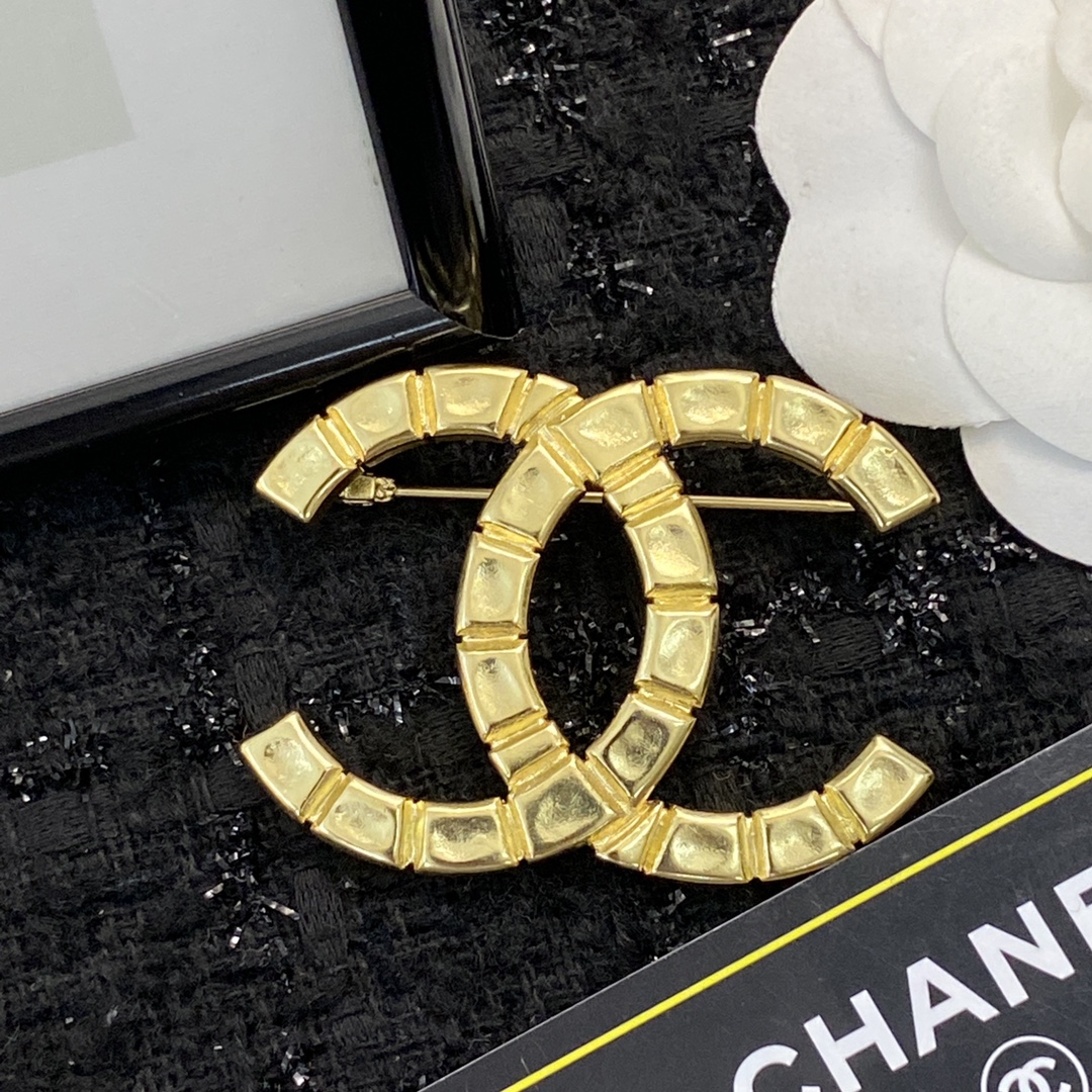 编码A448 p50
🛍CHANEL香奈儿胸针热销款🔥热上新❣
🛍中古双C logo胸针
👍同一款样式,通过不同材质的运用,不同色彩的搭配以及不同元素的组合,绽放出每一枚胸针独一份的美
🧚🏻♀️天生自带吸引力 气质而不落俗套
🤒简约大方、饱满有质感