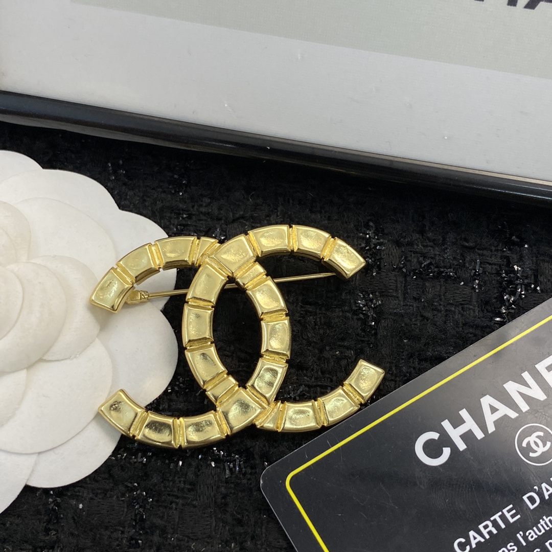 编码A448 p50
🛍CHANEL香奈儿胸针热销款🔥热上新❣
🛍中古双C logo胸针
👍同一款样式,通过不同材质的运用,不同色彩的搭配以及不同元素的组合,绽放出每一枚胸针独一份的美
🧚🏻♀️天生自带吸引力 气质而不落俗套
🤒简约大方、饱满有质感