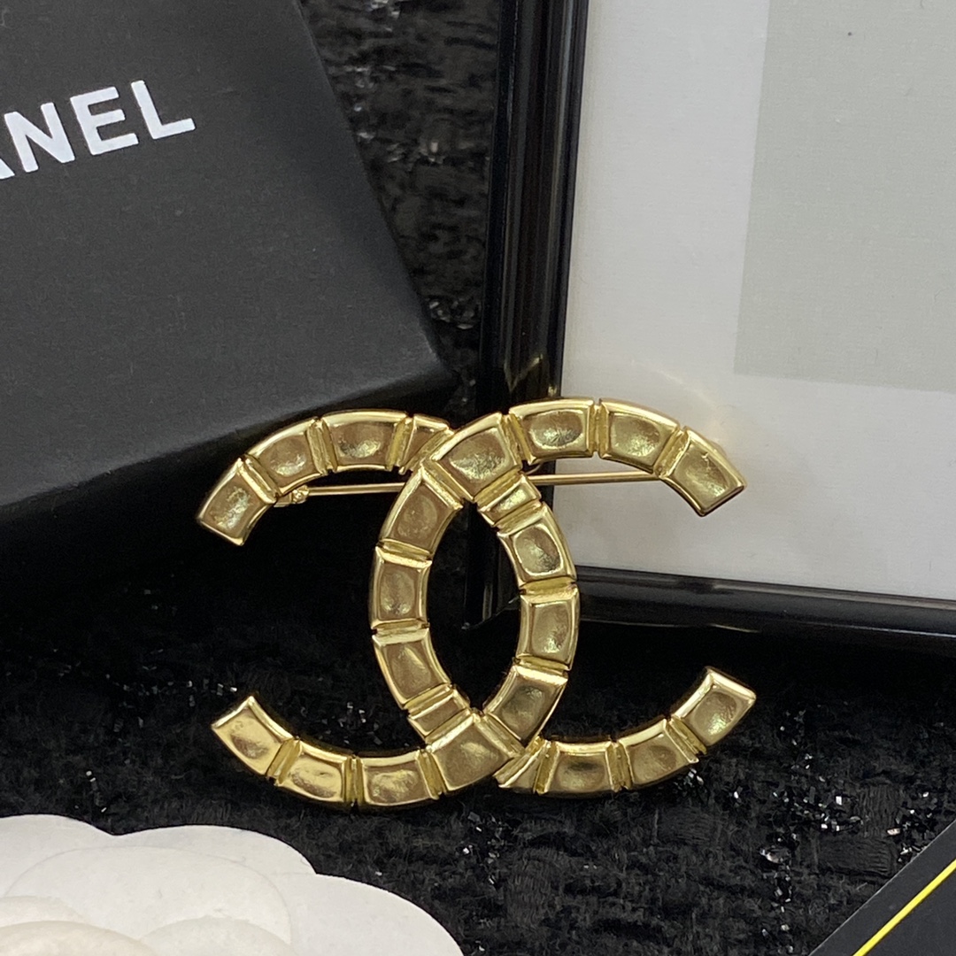 编码A448 p50
🛍CHANEL香奈儿胸针热销款🔥热上新❣
🛍中古双C logo胸针
👍同一款样式,通过不同材质的运用,不同色彩的搭配以及不同元素的组合,绽放出每一枚胸针独一份的美
🧚🏻♀️天生自带吸引力 气质而不落俗套
🤒简约大方、饱满有质感