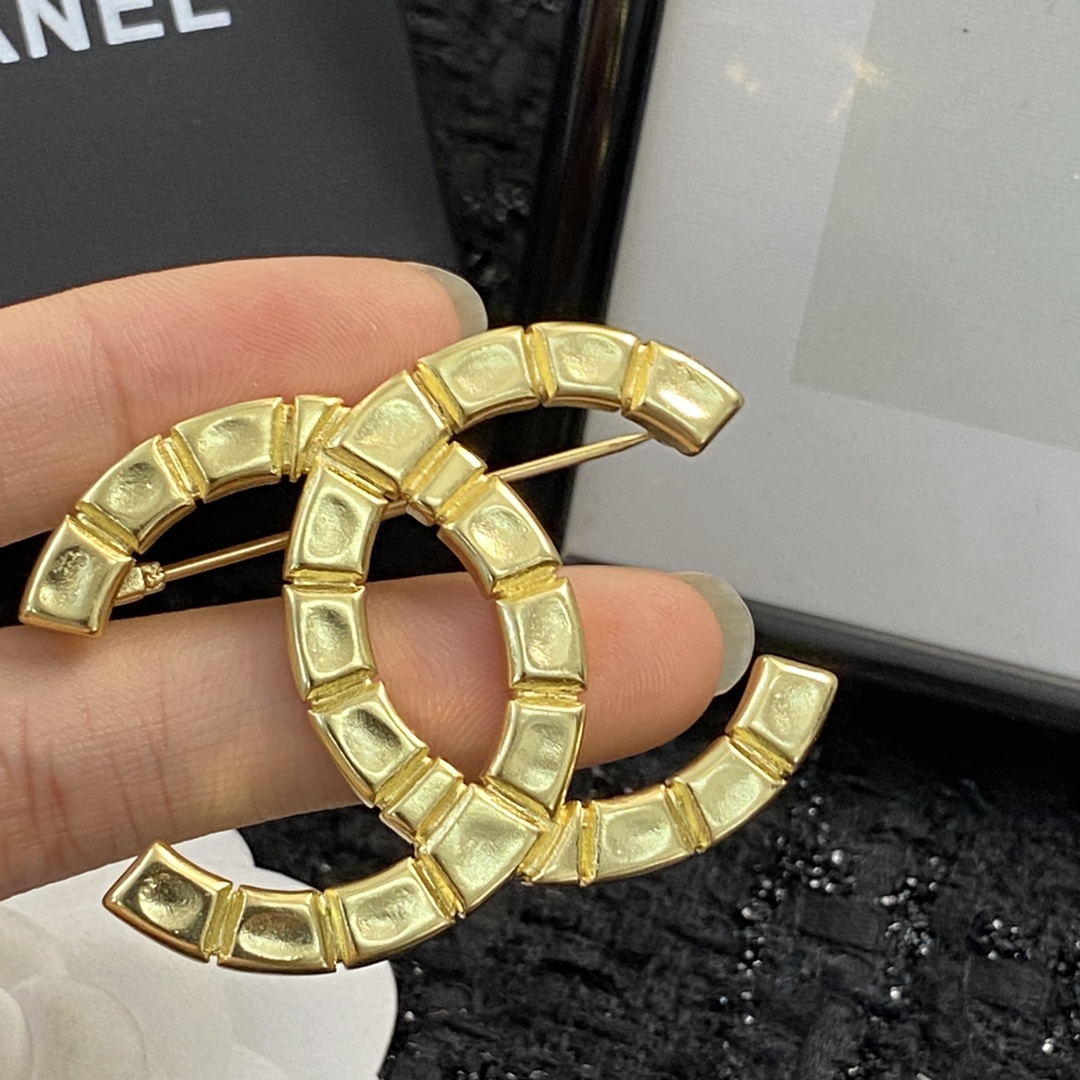 编码A448 p50
🛍CHANEL香奈儿胸针热销款🔥热上新❣
🛍中古双C logo胸针
👍同一款样式,通过不同材质的运用,不同色彩的搭配以及不同元素的组合,绽放出每一枚胸针独一份的美
🧚🏻♀️天生自带吸引力 气质而不落俗套
🤒简约大方、饱满有质感