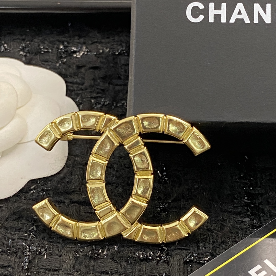 编码A448 p50
🛍CHANEL香奈儿胸针热销款🔥热上新❣
🛍中古双C logo胸针
👍同一款样式,通过不同材质的运用,不同色彩的搭配以及不同元素的组合,绽放出每一枚胸针独一份的美
🧚🏻♀️天生自带吸引力 气质而不落俗套
🤒简约大方、饱满有质感