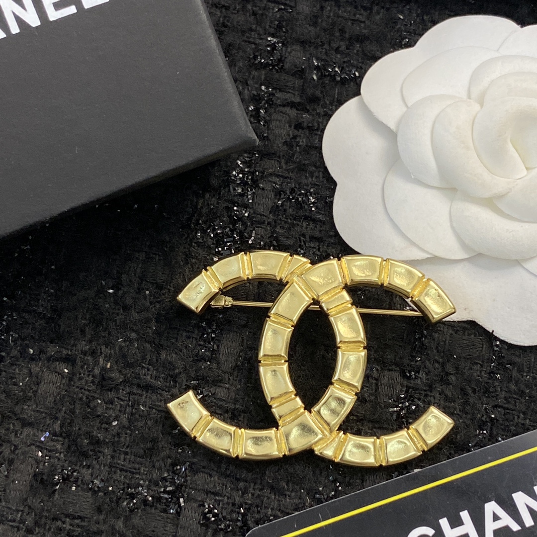 编码A448 p50
🛍CHANEL香奈儿胸针热销款🔥热上新❣
🛍中古双C logo胸针
👍同一款样式,通过不同材质的运用,不同色彩的搭配以及不同元素的组合,绽放出每一枚胸针独一份的美
🧚🏻♀️天生自带吸引力 气质而不落俗套
🤒简约大方、饱满有质感