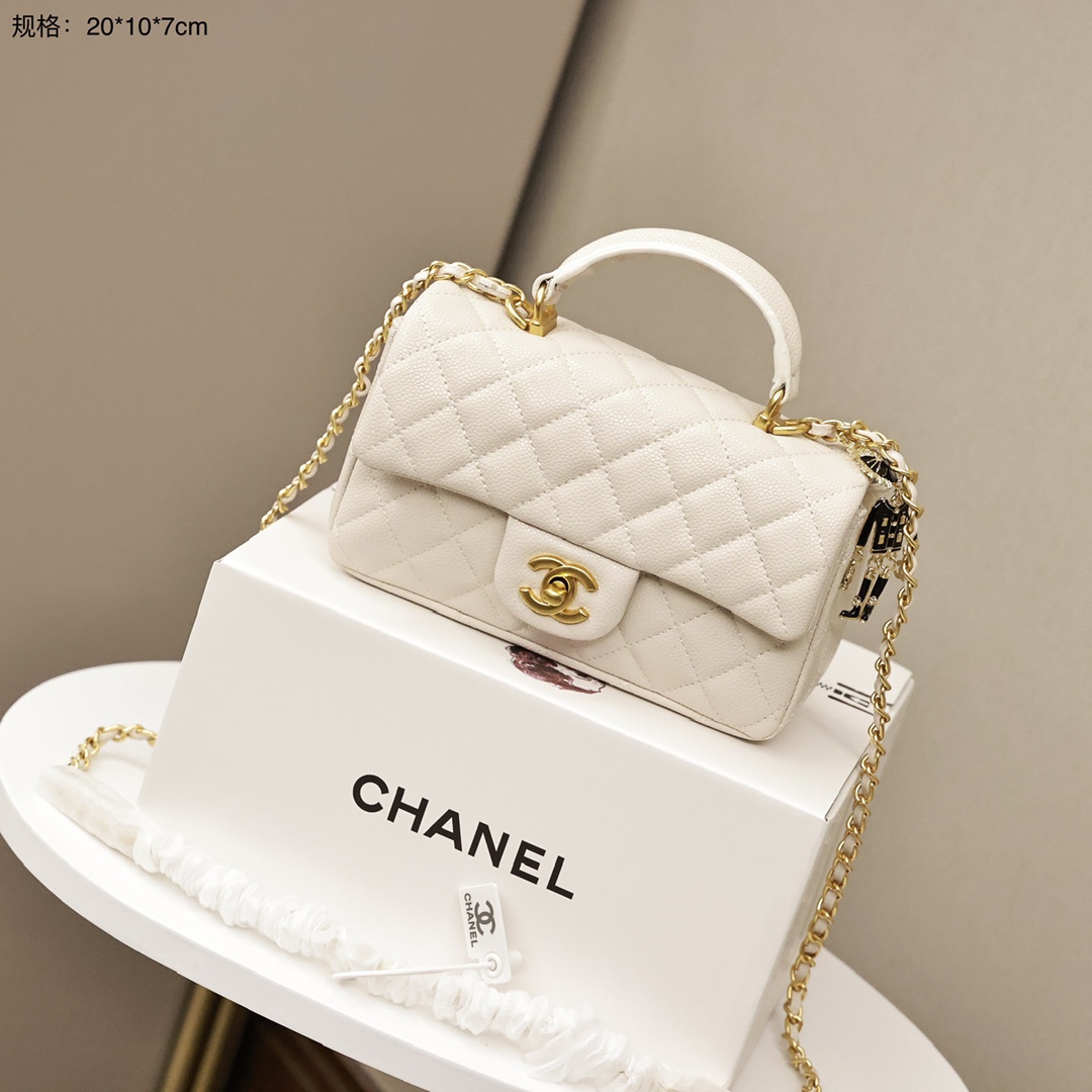 香奈儿迷你CF手柄包💰240 四季必备的“女神包”名媛超爱时尚宠儿，女人们的挚爱法宝，简约优雅凸显气质，不论单肩手提斜挎都展示其特立独行的一面，复古双c logo标志性菱格纹，经典CF绝对让您对小香的爱再次加深，好货要留哟！ 规格：20*10*7cm