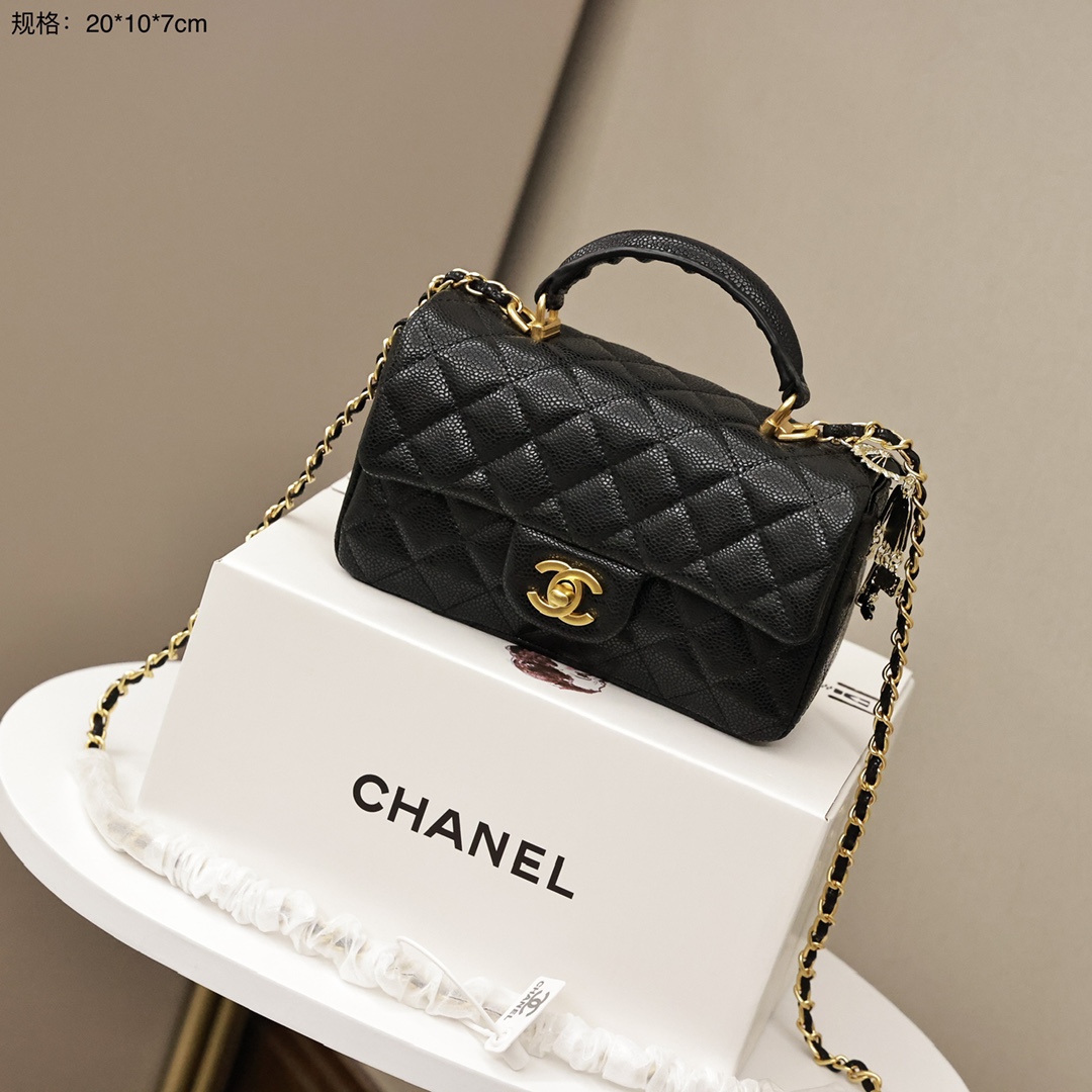 香奈儿迷你CF手柄包💰240 四季必备的“女神包”名媛超爱时尚宠儿,女人们的挚爱法宝,简约优雅凸显气质,不论单肩手提斜挎都展示其特立独行的一面,复古双c logo标志性菱格纹,经典CF绝对让您对小香的爱再次加深,好货要留哟! 规格:20*10*7cm