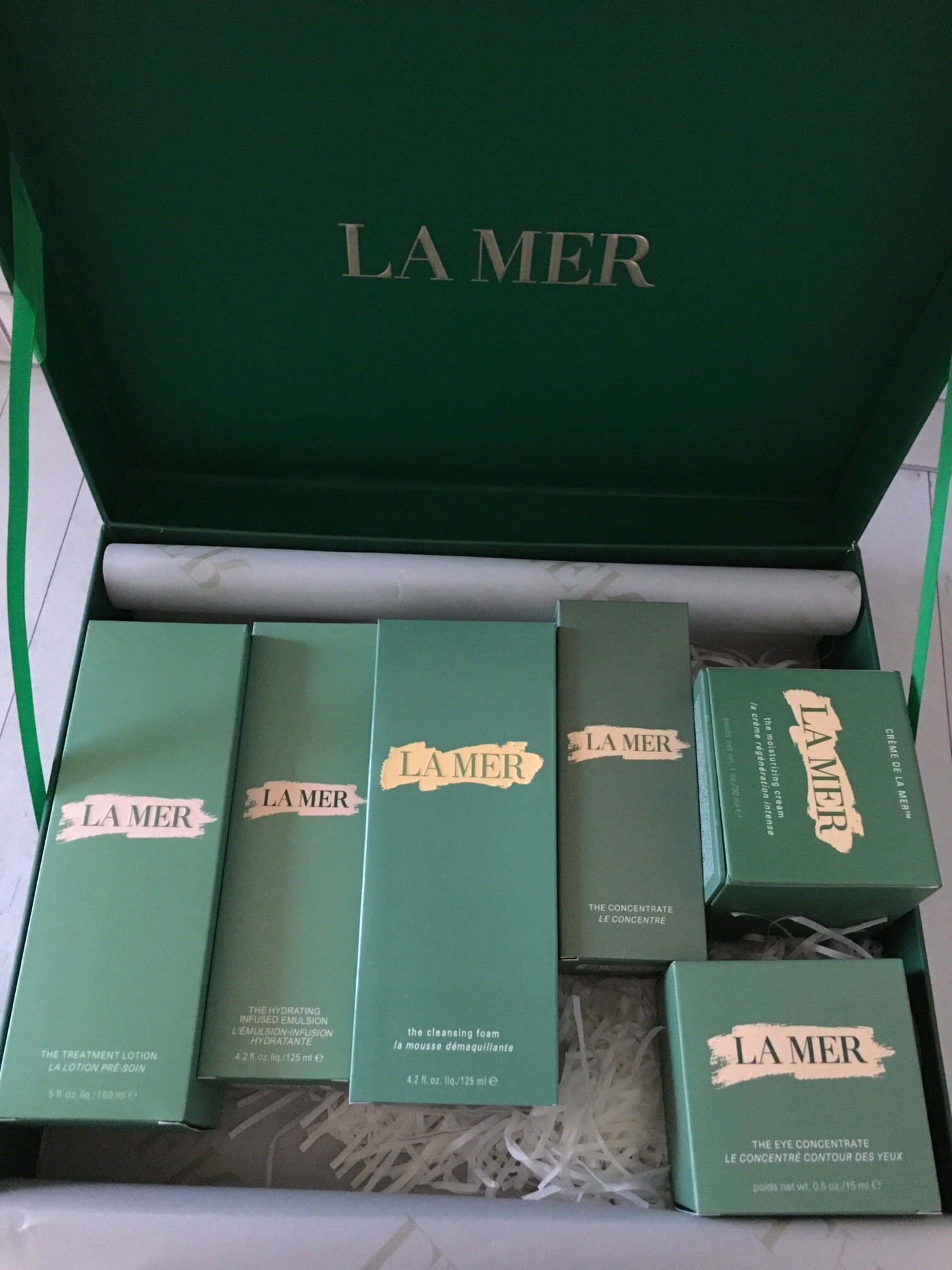 La Mer Cabinet Gift Box, Six-Piece Set, Essence, Cream, Cleanser, and More 4 i1659162340 1841 1