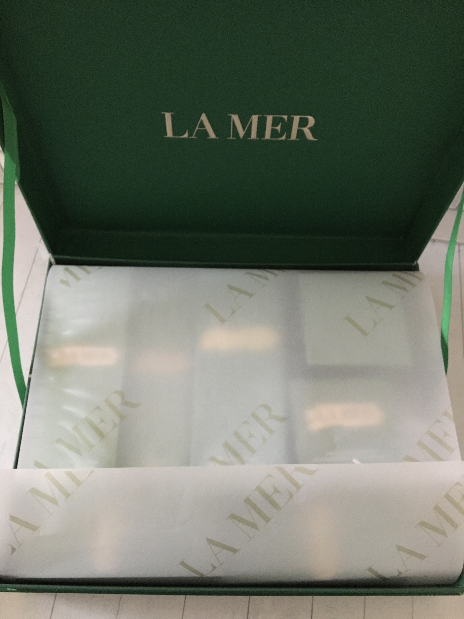 La Mer Cabinet Gift Box, Six-Piece Set, Essence, Cream, Cleanser, and More 3 i1659162340 6817 0