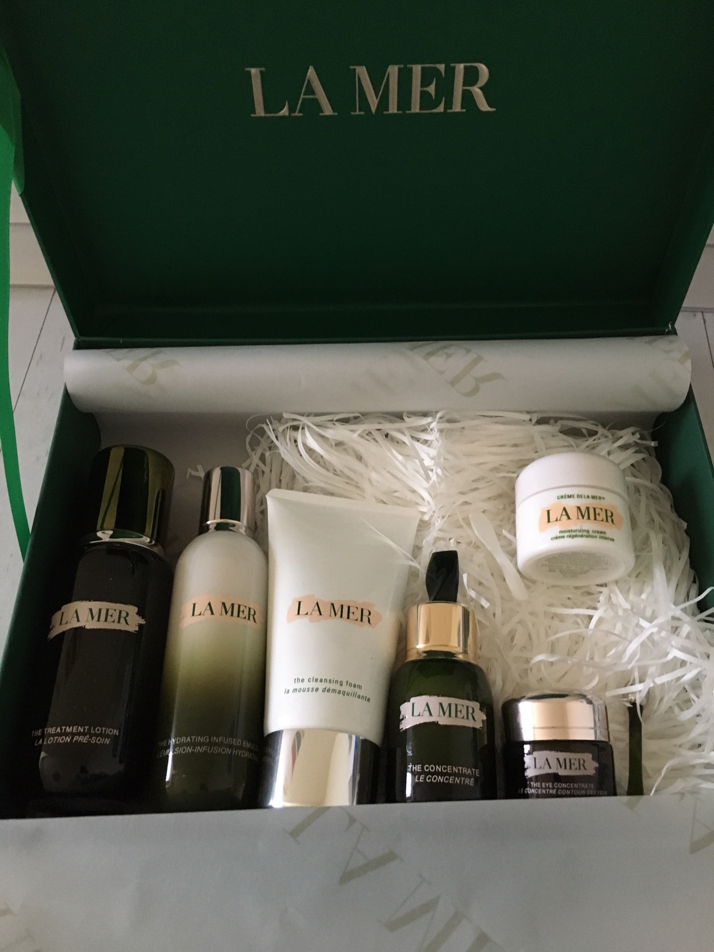 La Mer Cabinet Gift Box, Six-Piece Set, Essence, Cream, Cleanser, and More 5 i1659162399 1121 1
