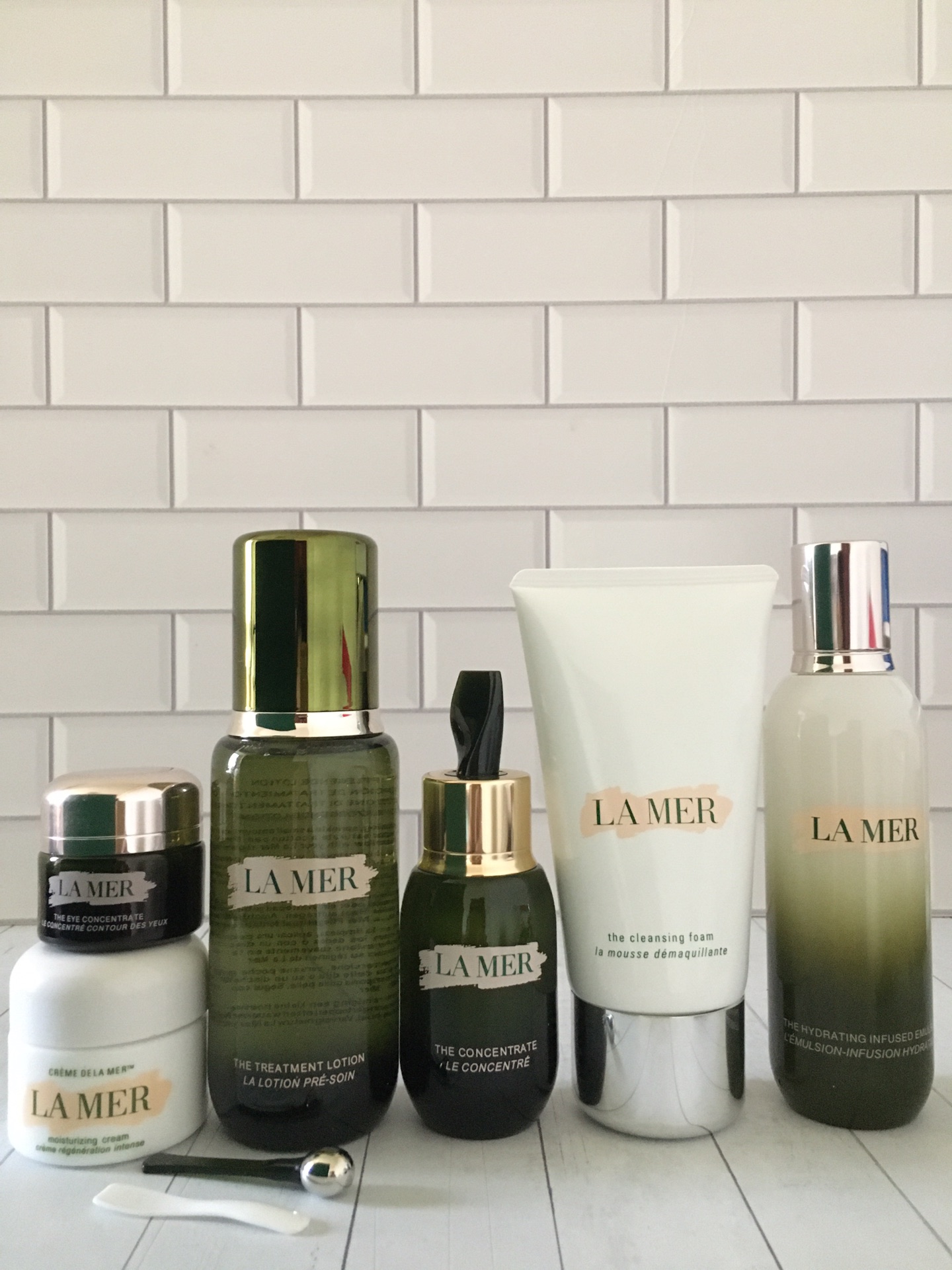 La Mer Cabinet Gift Box, Six-Piece Set, Essence, Cream, Cleanser, and More 6 i1659162399 2427 2